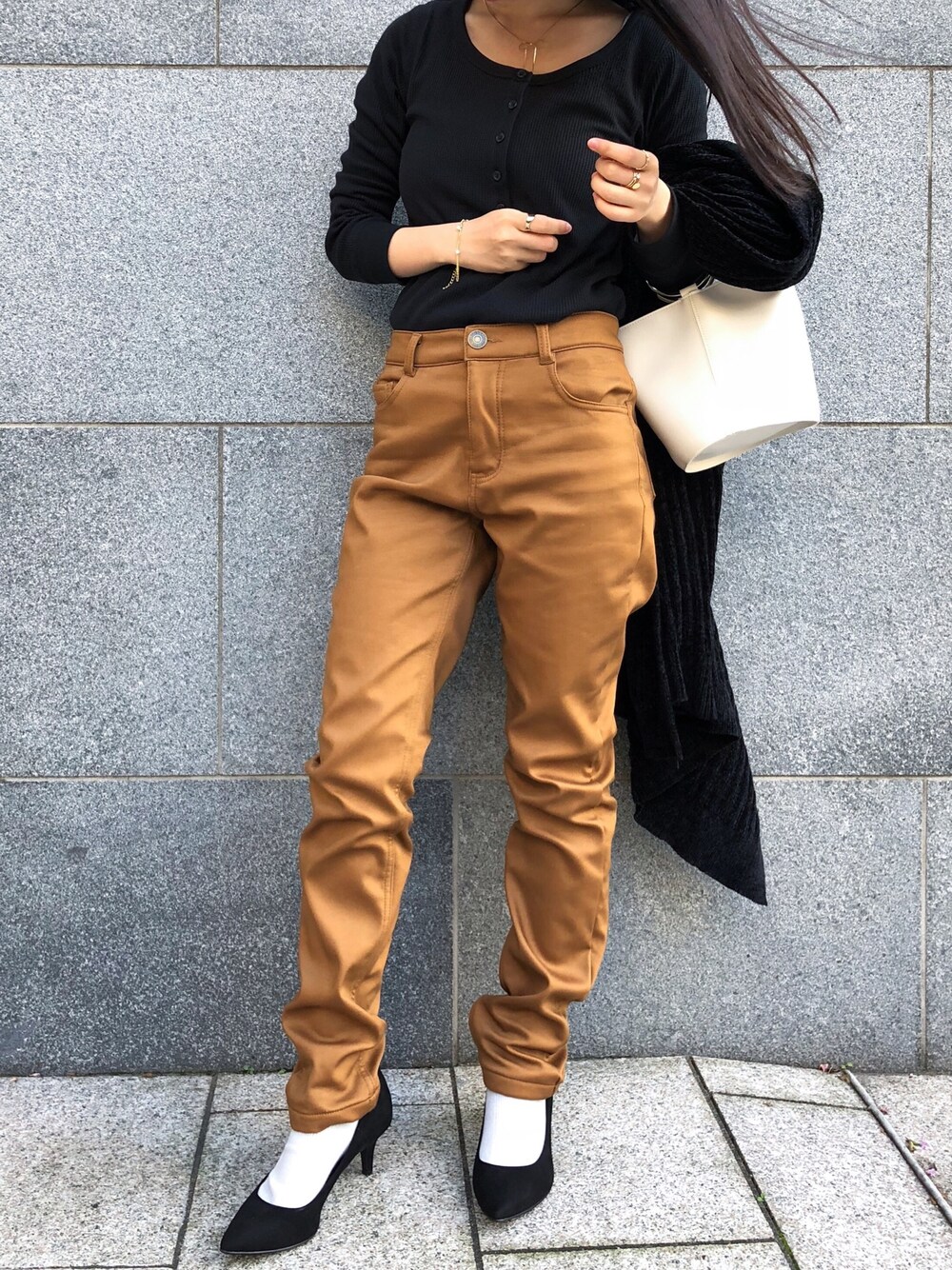 「UNIQLO、ワッフルヘンリーネックt、黒ロンT、プチプラファッション、プチプラコーデ、ユニクロコーデ、オトナカジュアル、シンプルコーデ、裏起毛パンツ、おしゃれさんと繋がりたい」｜「e-zakkamania storesのアイテム（パンツ、ブラウン系）」を使った、葉月さん（レディース・153cm）の冬コーディネートの1枚目の写真