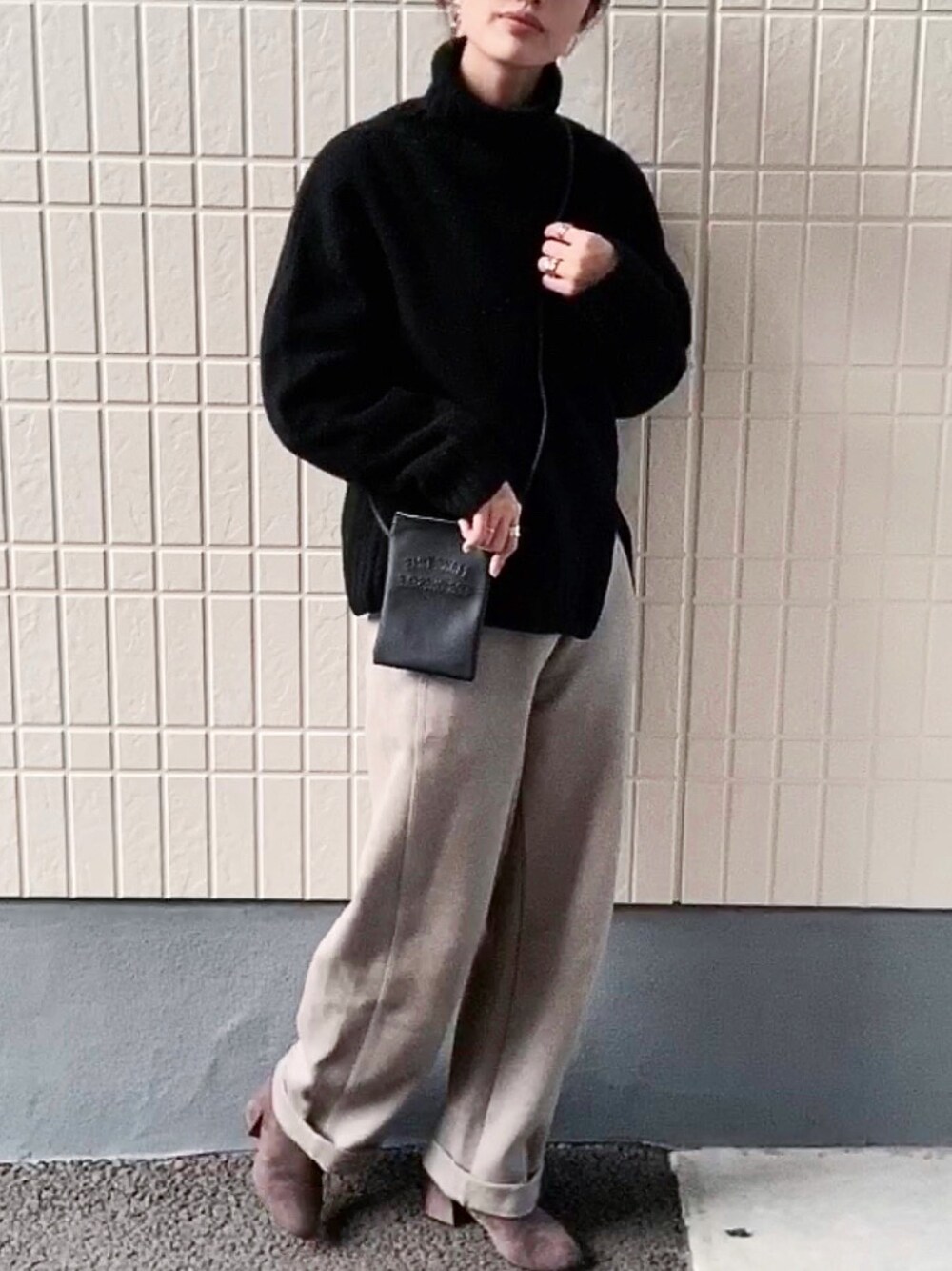 「年末WEAR感謝祭、ラクチンコーデ、きれいめカジュアル、大人カジュアル、タートルネック、黒、UNIQLO、カジュアルコーデ、シンプル、プチプラコーデ」｜「UNITED TOKYOのカシミヤウールタートルニット（ニット/セーター、ブラック系）」を使った、aiiさん（レディース・164cm）の冬コーディネートの1枚目の写真