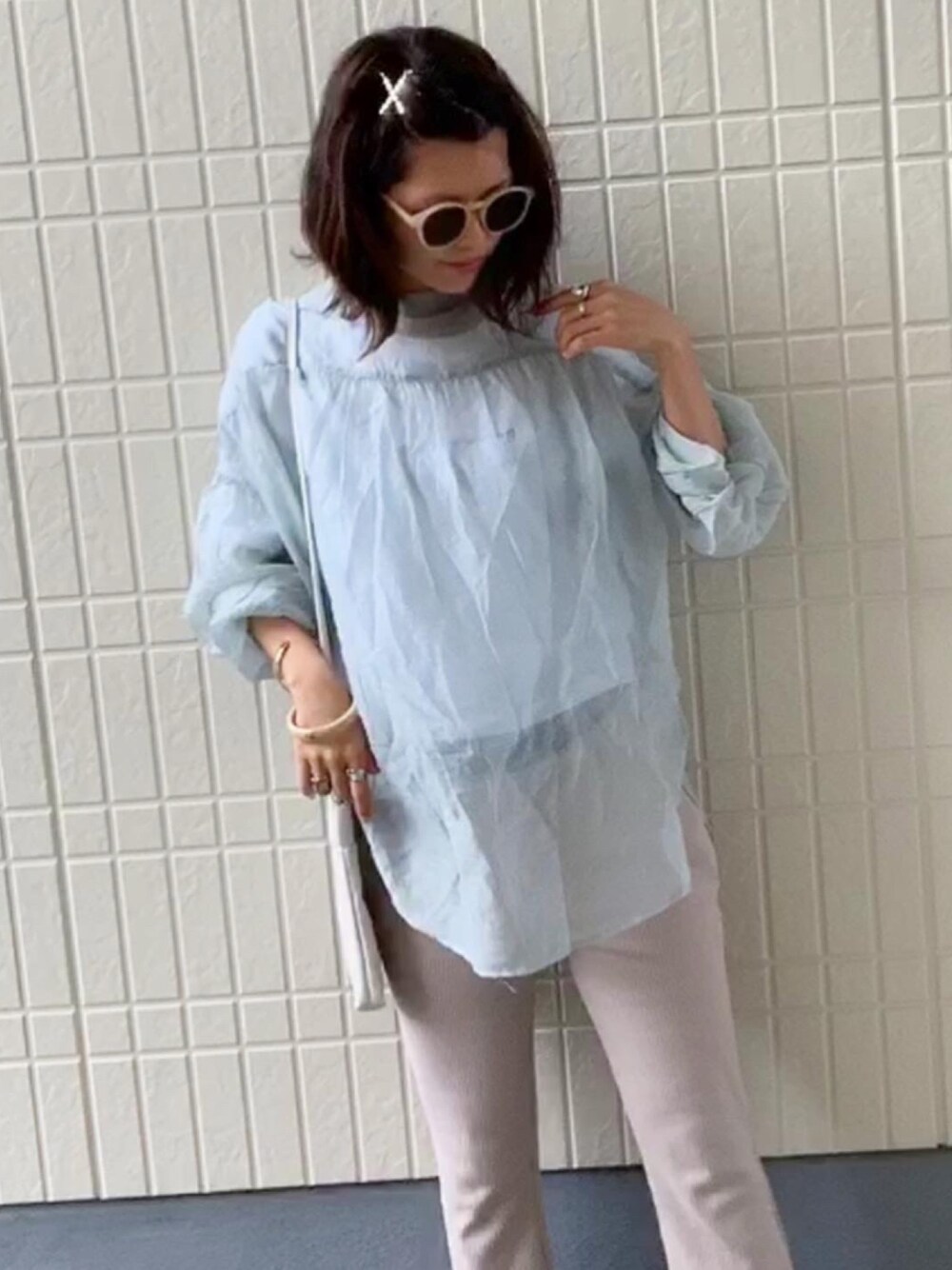 「カジュアルコーデ、プチプラ、オトナカジュアル、おしゃれさんと繋がりたい、パンツスタイル、シアーシャツ、GU、UNIQLO、しまむら、ラクチンコーデ」｜「w closetのシアー２WAYギャザーチュニックブラウス（シャツ/ブラウス、グレー系）」を使った、aiiさん（レディース・164cm）の春コーディネートの1枚目の写真