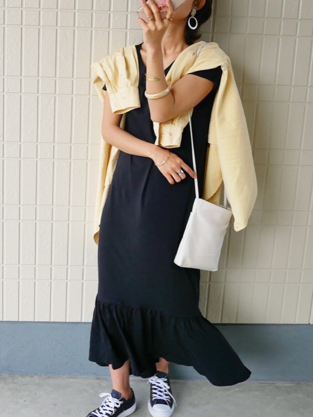 「カジュアルコーデ、楽チンコーデ、お洒落さんとつながりたい、GU、UNIQLO、シンプルコーデ、ワンピース、肩掛けカーデ、ootd、大人コーデ」｜「DONOBANのスクエアシンプルミニショルダーバッグ（ショルダーバッグ、ホワイト系）」を使った、aiiさん（レディース・164cm）の春コーディネートの1枚目の写真