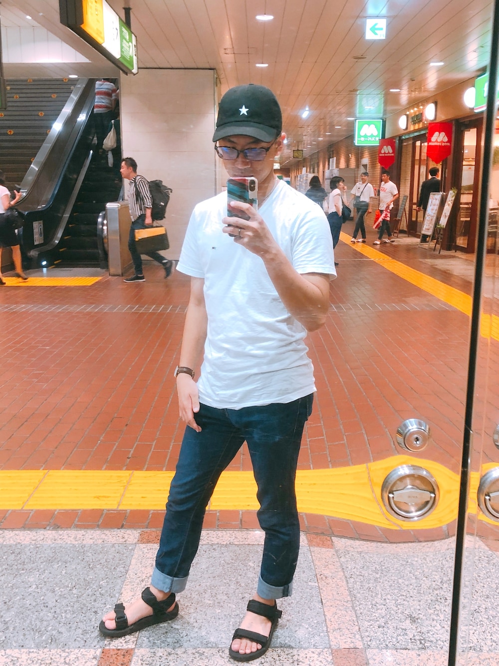 「TOMMY HILFIGERのベーシックVネックTシャツ（Tシャツ/カットソー、ホワイト系）」を使った、yuさん（メンズ・168cm）の夏コーディネートの1枚目の写真