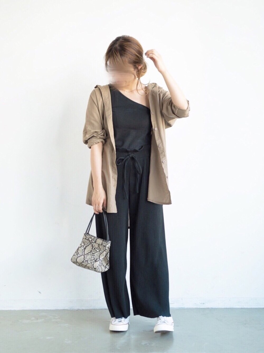 グリーン系のシャツ/ブラウス、ホワイト系のスニーカー、ブラック系のタンクトップを着用したレディースの夏コーディネートの1枚目の写真