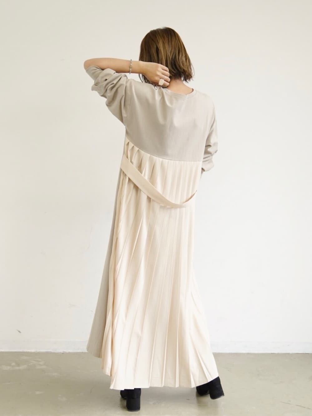 ブラウン系のワンピース、ブラック系のブーツ、その他のその他を着用したレディースの秋コーディネートの1枚目の写真