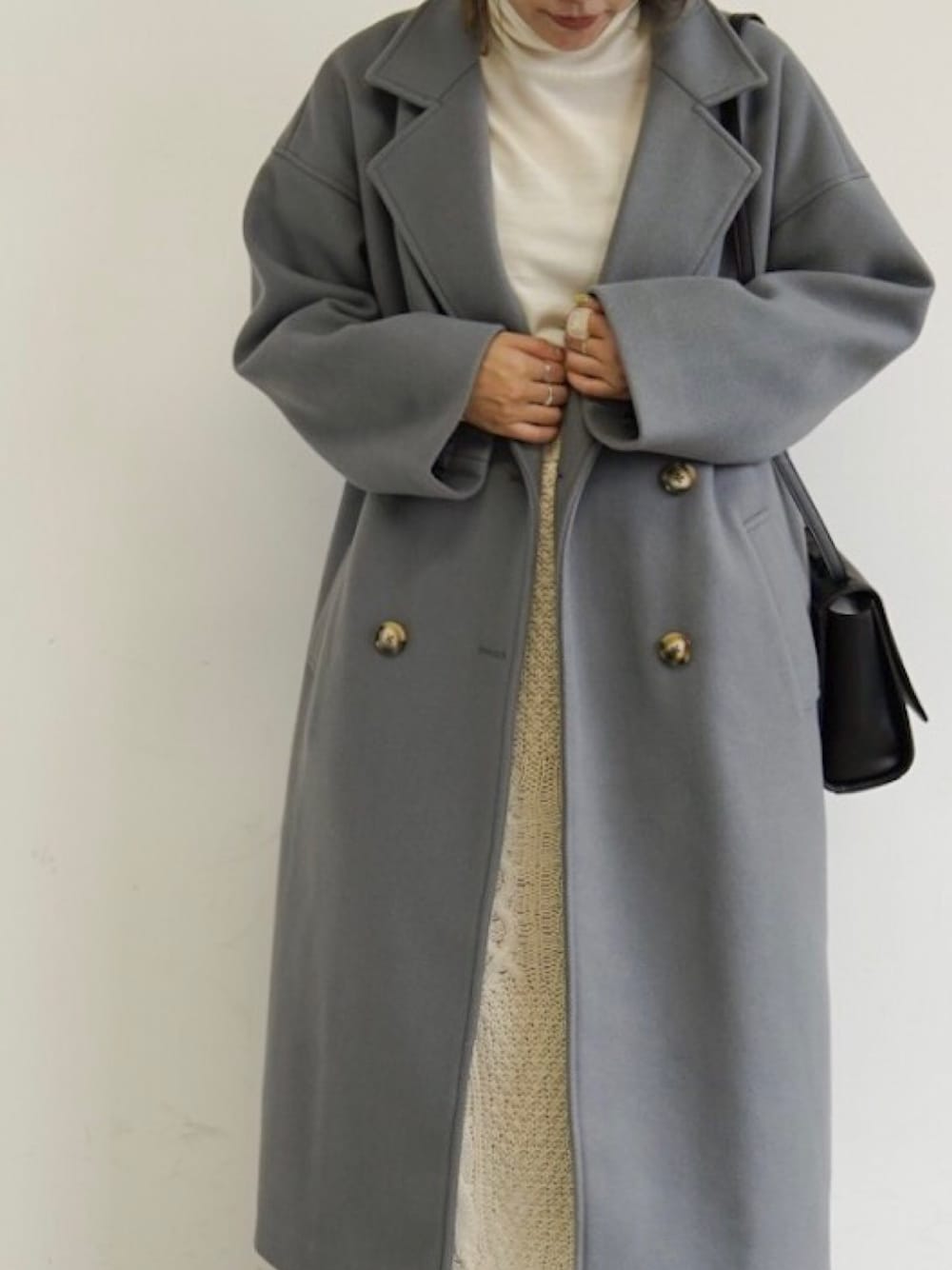 「アウター、チェスターコート、冬コーデ、大人カジュアル、ダブルチェスターコート、冬服、outfit、オーバーコート、低身長コーデ、ベイクドカラー」｜「Aunt Marie'sのAUNT MARIE'S ケーブル編みニットロングスカート（スカート、ベージュ系）」を使った、tamaruさん（レディース・155cm）の秋コーディネートの1枚目の写真