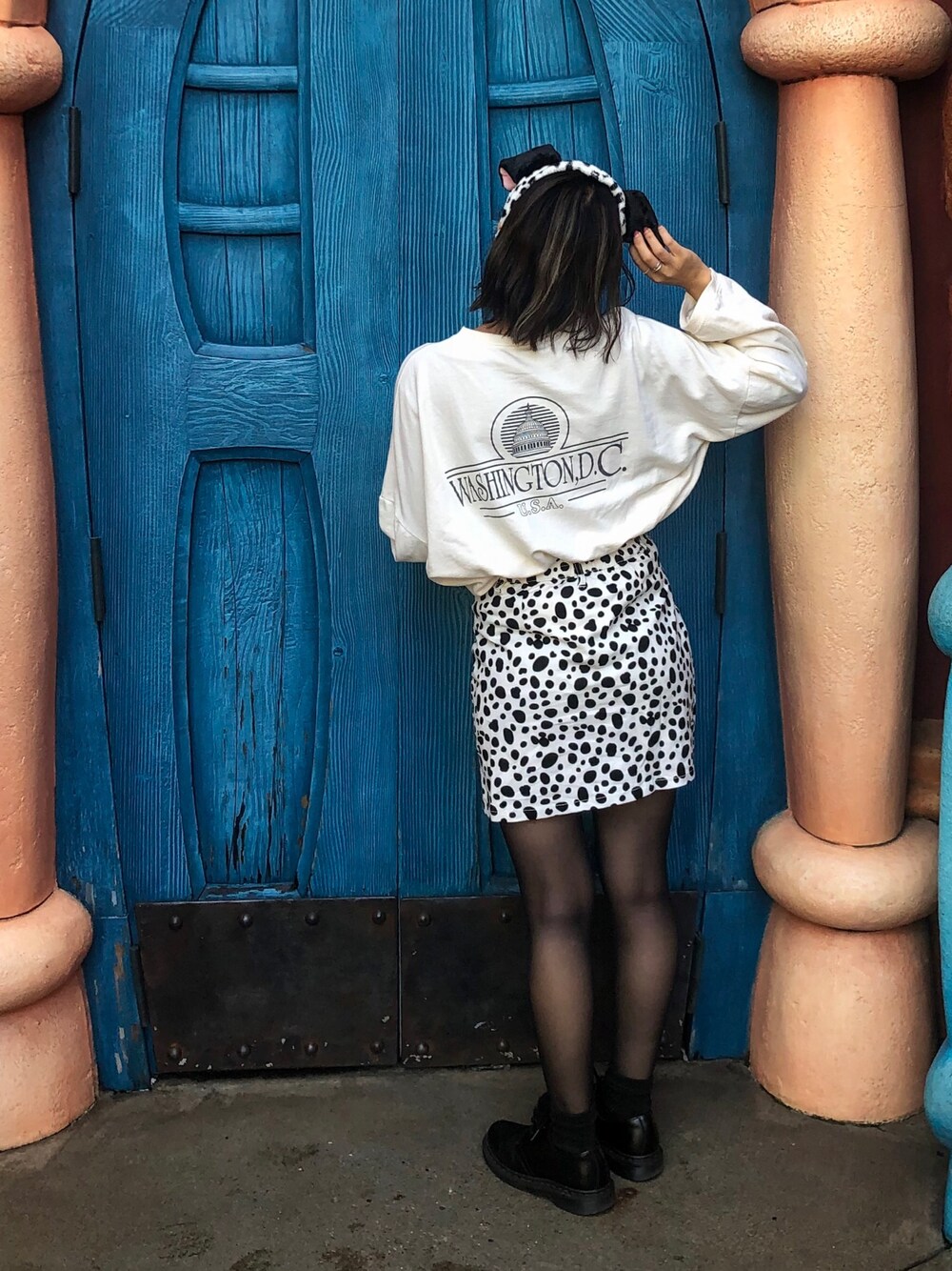 「wearhalloween2019、秋コーデ、ディズニー、ディズニーコーデ、101匹わんちゃん、101匹わんちゃんコーデ、ディズニーランド、休日スタイル、ハロウィン、ハロウィンコーデ」｜「Auntie Rosa Holidayの【Holiday】WASHINGTON,D,C バックプリントトップ（Tシャツ/カットソー、ベージュ系）」を使った、tamaruさん（レディース・155cm）の秋コーディネートの1枚目の写真