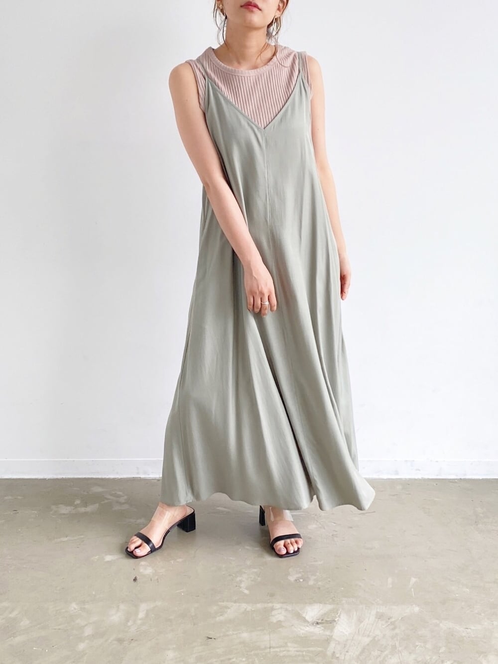 グリーン系のワンピース、ベージュ系のTシャツ/カットソーを着用したレディースの夏コーディネートの1枚目の写真