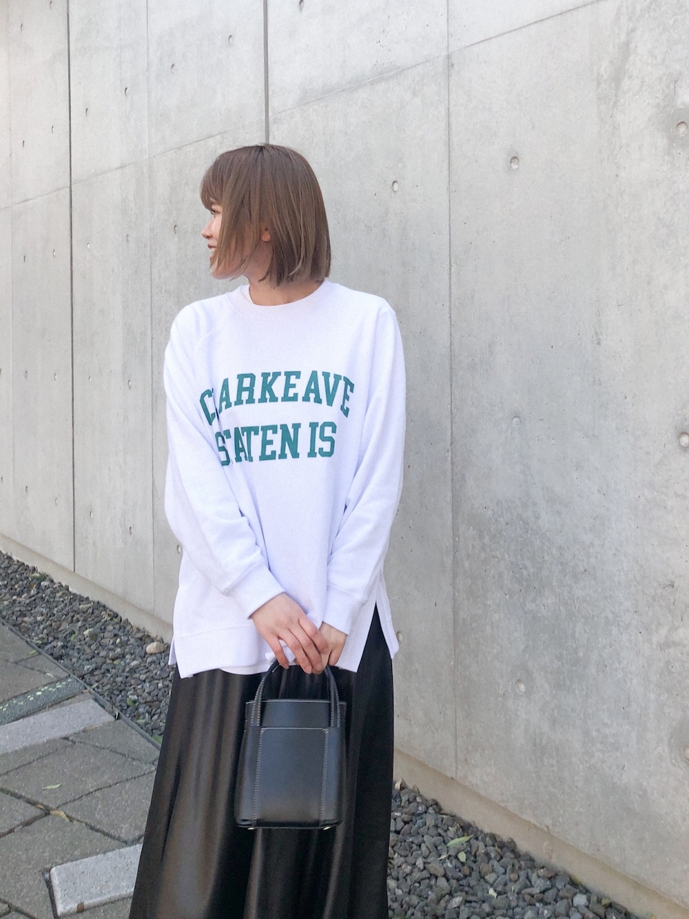 ホワイト系のスウェット、ブラック系のショルダーバッグを着用したレディースの冬コーディネートの1枚目の写真