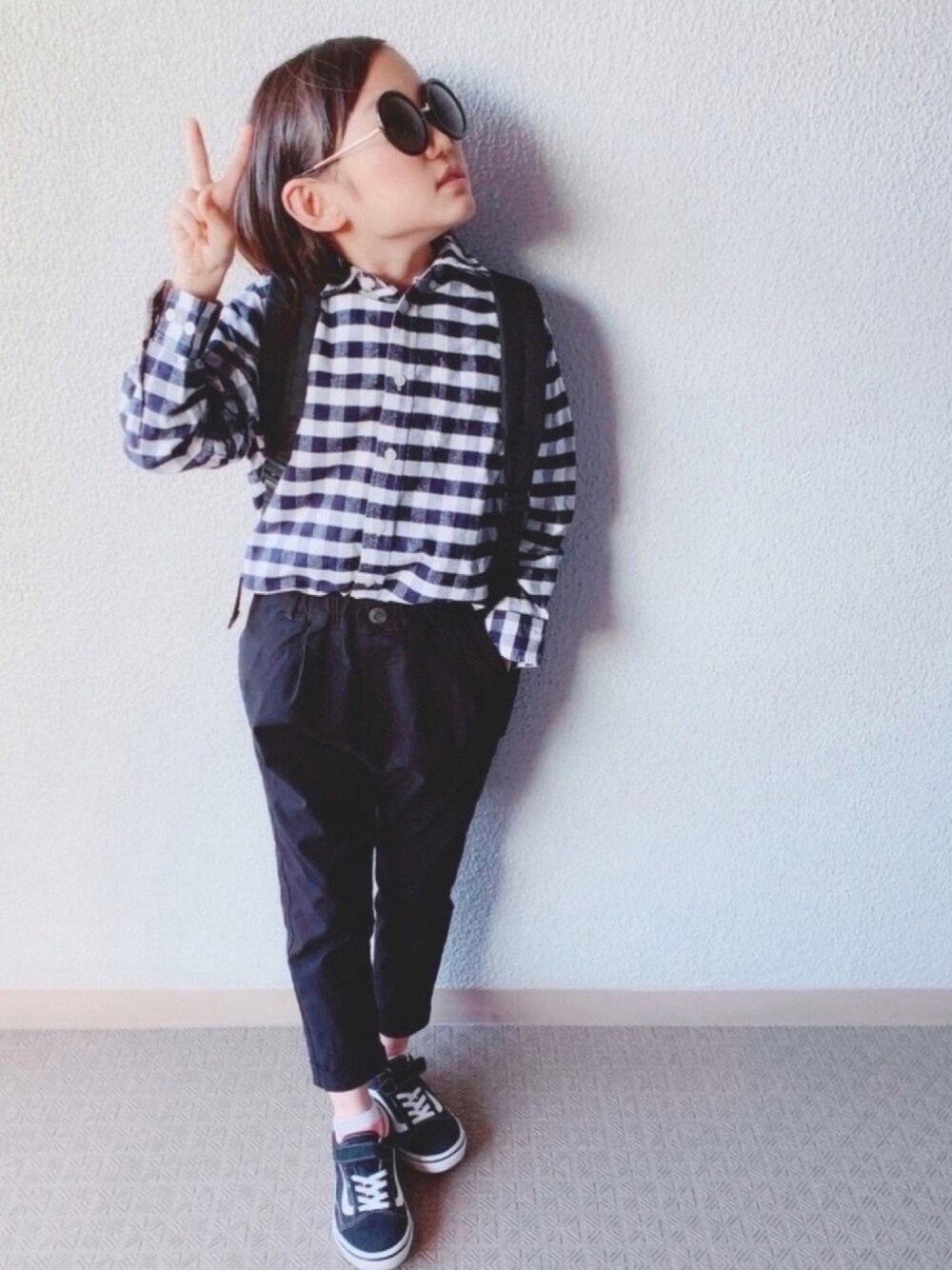 「DKBBA、きゃなこつぃんHBD❤️、ラブアンドピース2019、2019秋チェッカーず、チェックシャツ、サルエルパンツ、黒リュック、オールドスクール、モノトーン、おしゃれさんと繋がりたい」｜「無印良品のアイテム（シャツ/ブラウス、ブルー系）」を使った、𓇼yuchico𓇼さん（キッズ・122cm）の秋コーディネートの1枚目の写真