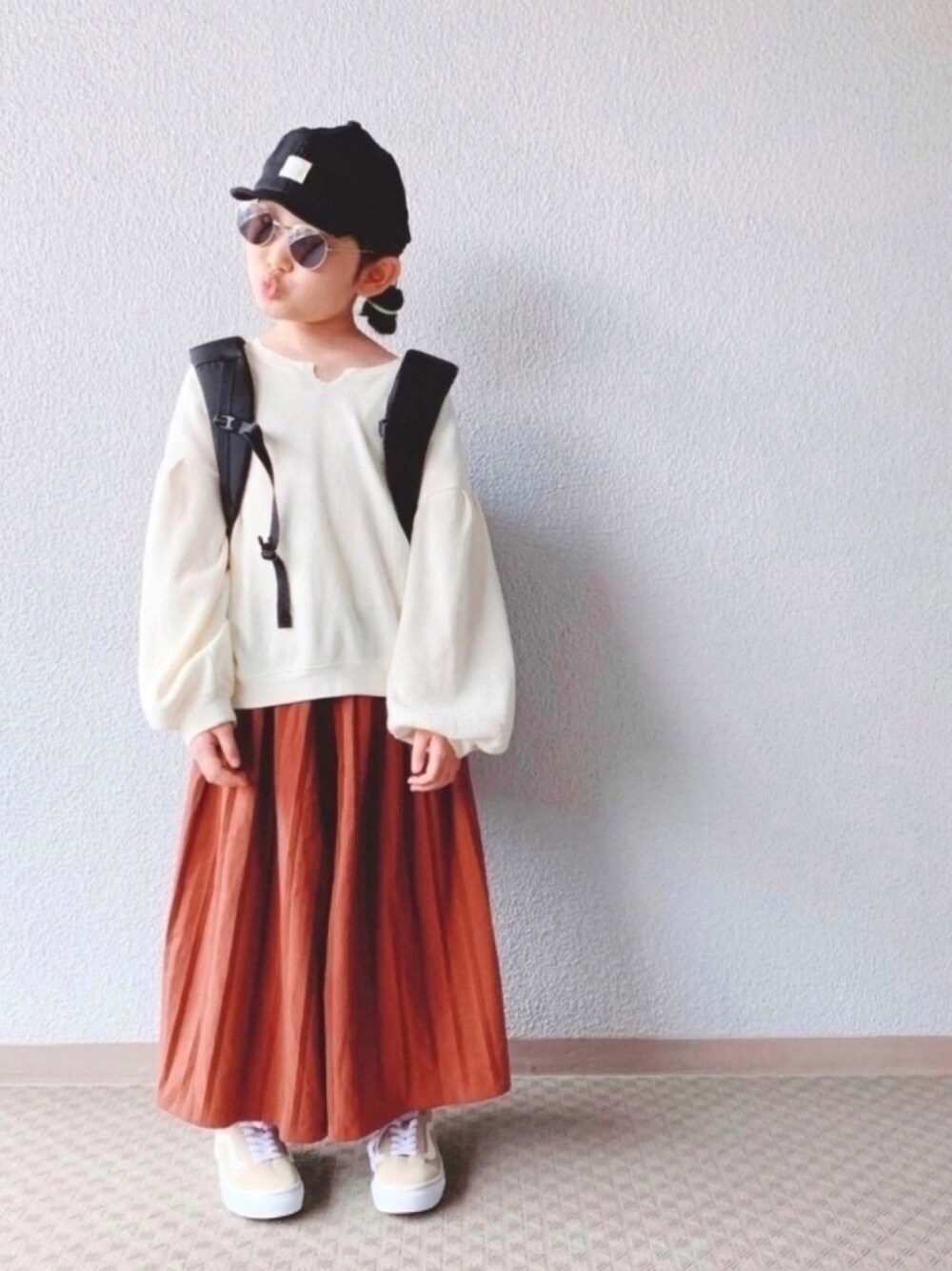 「ゆるコーデ、オーバーサイズ、キャップ、ワイドパンツ、THE NORTH FACE、黒リュック、VANS、ベージュ、オールドスクール、おうちde帽子コーデ」｜「GLOBAL WORKの【キッズ】チビツバCAP20SS/864481（キャップ、ブラック系）」を使った、𓇼yuchico𓇼さん（キッズ・126cm）の春コーディネートの1枚目の写真
