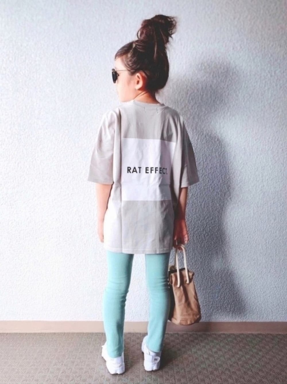 「夏だ！Tシャツ着よう！、オーバーサイズ、夏セールで買いました、巾着バッグ、サンダル、エアリフト、ミントグリーン、ナイキ、devirock」｜「RAT EFFECTのバックボックスプリント半袖Tシャツ（Tシャツ/カットソー、グレー系）」を使った、𓇼yuchico𓇼さん（キッズ・128cm）の夏コーディネートの1枚目の写真