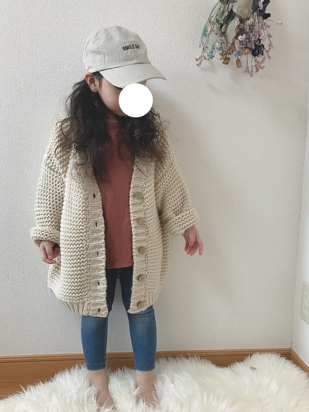 「キッズファッション、おんなのこ、デニムパンツ、スキニーデニム、シンプルコーデ、ざっくりニット、プチプラ、monmimi」｜「横からのアイテム（その他、ベージュ系）」を使った、ＣＯさん（キッズ・100cm）の冬コーディネートの1枚目の写真