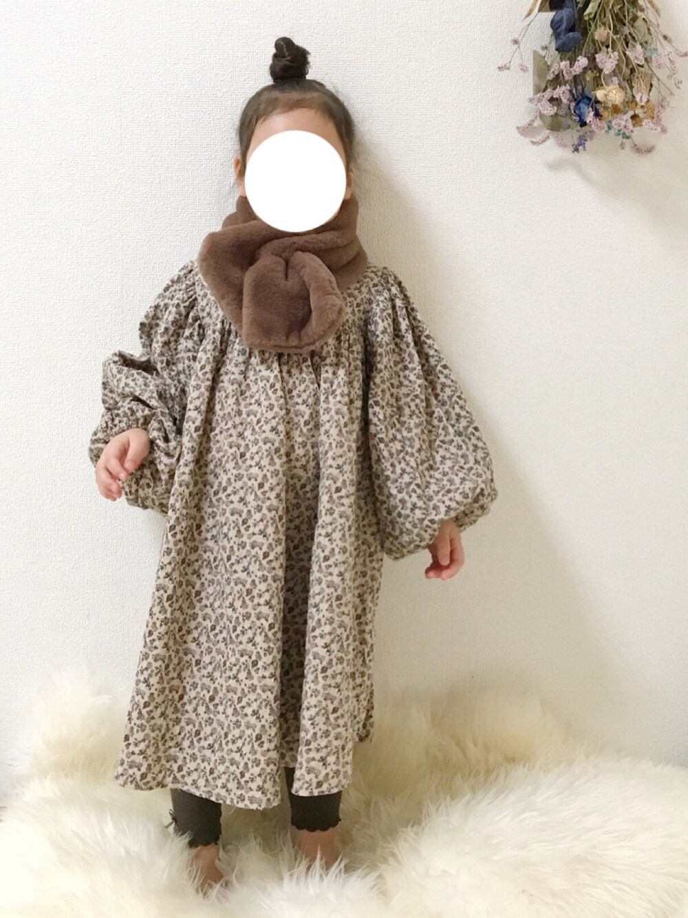 「キッズコーデ、シンプルコーデ、ロングワンピース、花柄ワンピース、韓国子供服、ファーマフラー、女の子コーデ、カジュアルコーデ、親子コーデ、ワントーンコーデ」｜「♡のアイテム（その他、ブラウン系）」を使った、ＣＯさん（キッズ・100cm）の冬コーディネートの1枚目の写真