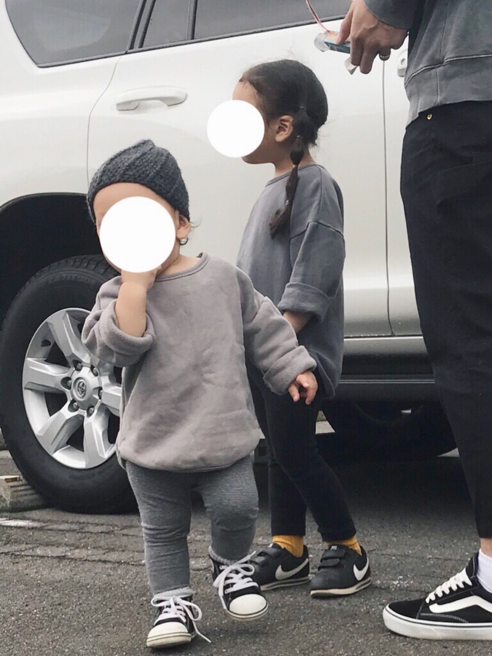 「公園コーデ、春コーデ、グレーコーデ、リンクコーデ、パパコーデ、親子コーデ、姉弟コーデ、カジュアル、シンプルコーデ、monmimi」｜「♡のアイテム（その他、グレー系）」を使った、ＣＯさん（キッズ・100cm）の春コーディネートの1枚目の写真