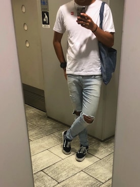「Guess（ゲス）のアイテム（トートバッグ）」を使った、らちさん（メンズ・180cm）の春コーディネート