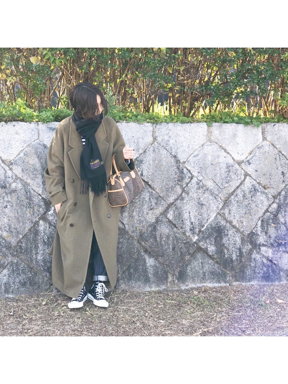 「古着、tweedmill、agnes b.、TUKI、GIVENCHY、converse、冬コーデ、シンプル、ビッグシルエット、スニーカー」｜「TWEED MILLのTWEED MILL カラーマフラー（マフラー、ブラック系）」を使った、陽さん（レディース・155cm）の冬コーディネートの1枚目の写真