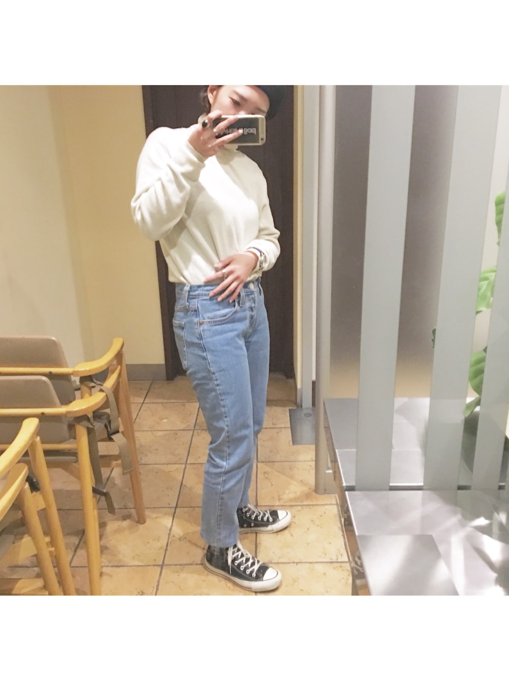 「Levi's、levis 501、converse、シンプル、白ニット、カジュアル、おしゃれさんと繋がりたい、ユニクロ」｜「CIAOPANICのベレー帽（ハンチング/ベレー帽、ブラック系）」を使った、陽さん（レディース・155cm）の冬コーディネートの1枚目の写真