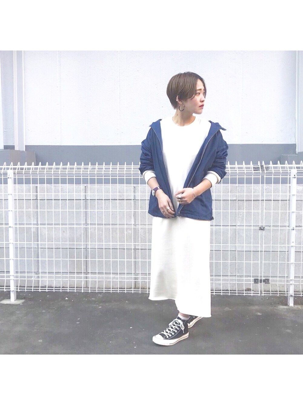 「カジュアルコーデ、ワンピース×スニーカー、マウンテンパーカー、春、おしゃれさんと繋がりたい、コンバース、ネイビー、ベリーショート、ロングワンピース」｜「CIAOPANICのフーデットパーカー（マウンテンパーカー、ブルー系）」を使った、陽さん（レディース・155cm）の春コーディネートの1枚目の写真