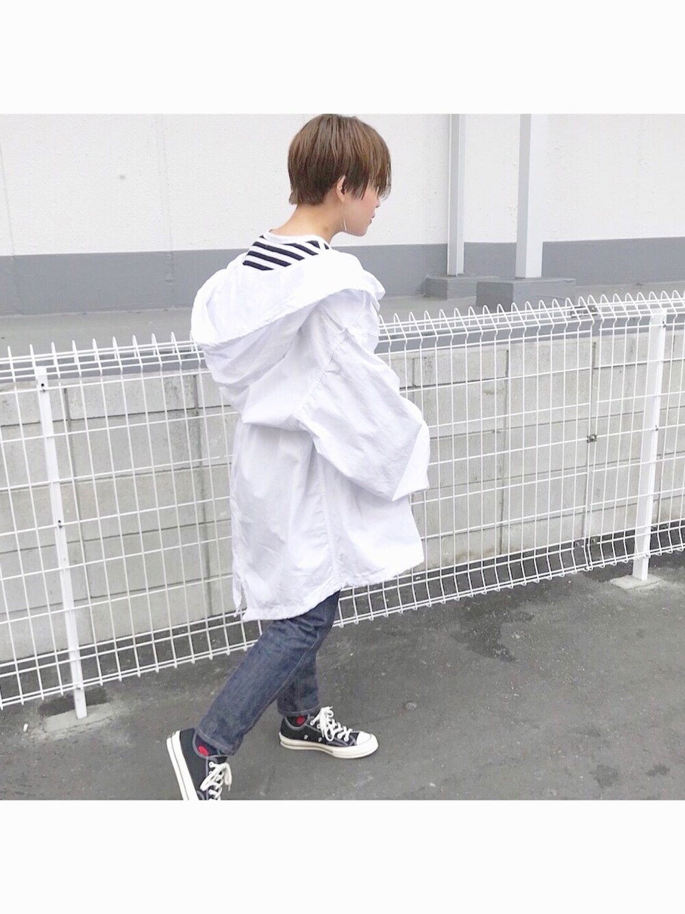 「シンプル、ビッグシルエット、古着、きれいめカジュアル、converse、ct70、スノーパーカー、白、agnes b.、黒」｜「agnes b.のJ008 TS（Tシャツ/カットソー、ブラック系）」を使った、陽さん（レディース・155cm）の春コーディネートの1枚目の写真