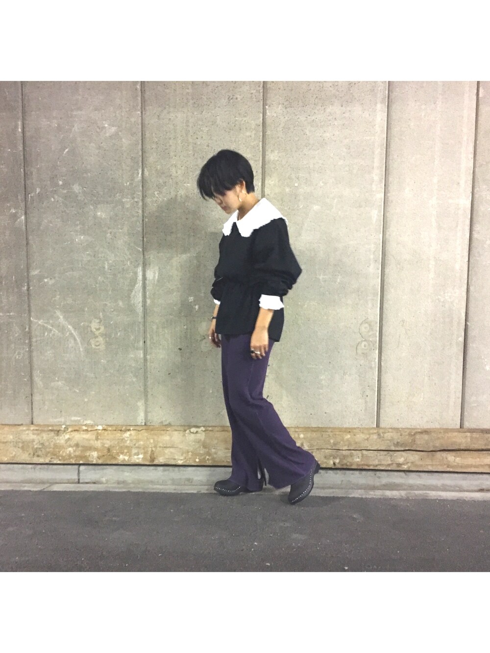 「シンプル、ブラック、おしゃれさんと繋がりたい、Ray BEAMS、ciaopanic、NEEDLES、TROENTORP、モード」｜「Ray BEAMSのRay BEAMS / ビックカラー クロップドブラウス（シャツ/ブラウス、ホワイト系）」を使った、陽さん（レディース・155cm）の秋コーディネートの1枚目の写真