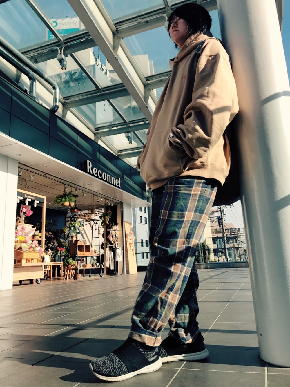 「Champion、パーカー、ベージュ、gelato pique、GU、チェックパンツ、今日のコーデ、カジュアル、ビッグシルエット、古着MIX」｜「Championのアイテム（パーカー、ベージュ系）」を使った、chi-さん（メンズ・168cm）の冬コーディネートの1枚目の写真
