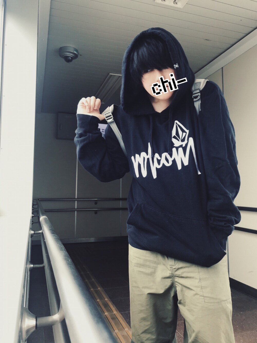 「VOLCOM、osharewalker、niko and ...、パーカー、黒、カーキパンツ、リュック、スポーツミックス、黒パーカー、ゆるコーデ」｜「VOLCOMのアイテム（パーカー、ブラック系）」を使った、chi-さん（メンズ・168cm）の秋コーディネートの1枚目の写真