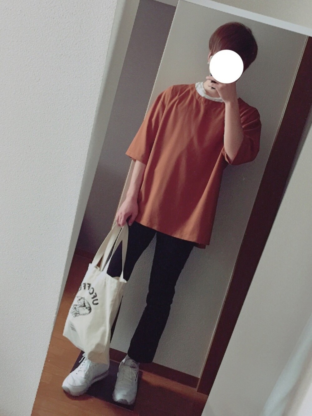 「シンプルコーデ、スキニーパンツ、スニーカー」｜「SENSE OF PLACE by URBAN RESEARCHのボリュームプルオーバー(5分袖)（Tシャツ/カットソー、ブラウン系）」を使った、じんさん（メンズ・173cm）の春コーディネートの1枚目の写真