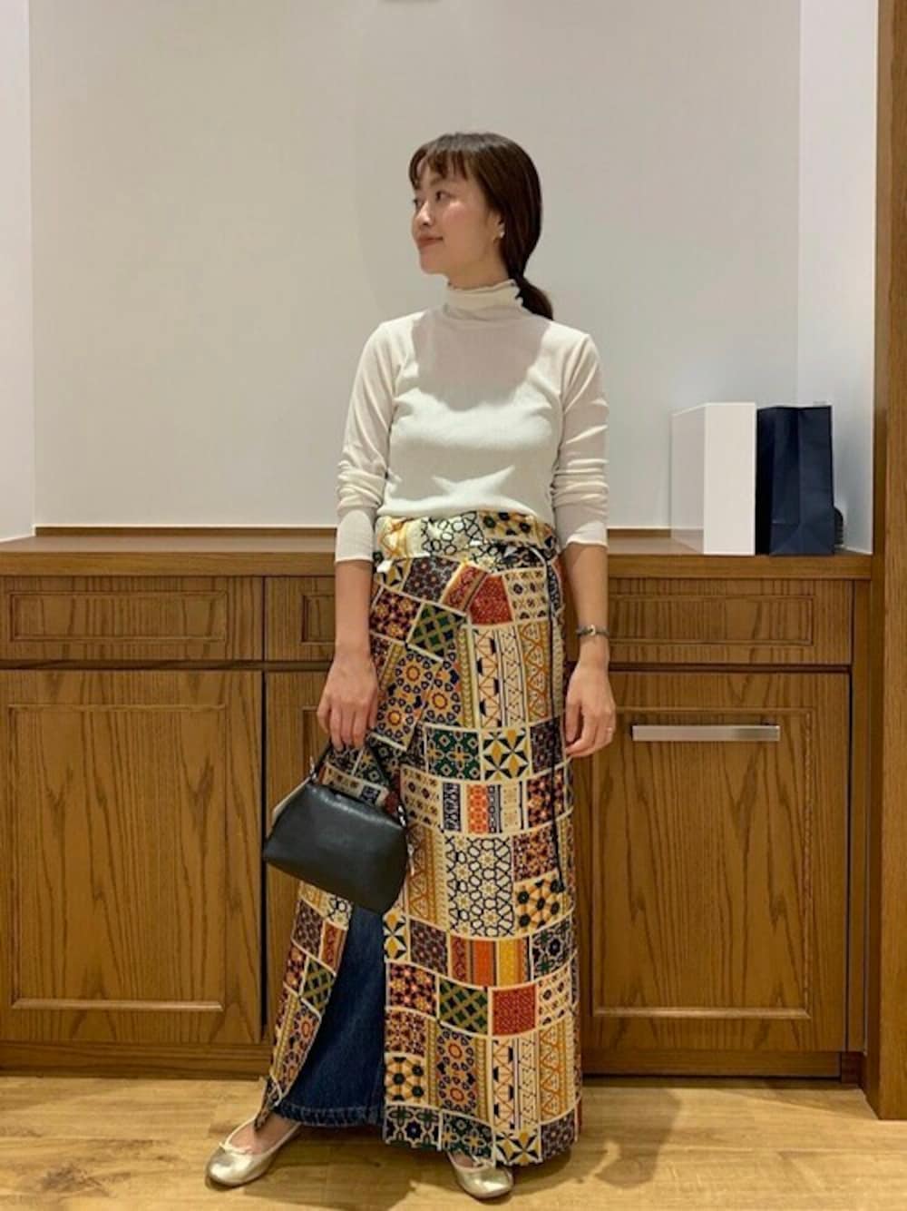 「別注、シップス フォー ウィメン(SHIPS for women)、SHIPS for women、ワイドデニム、秋コーデ、bit blue、リブタートルネック、セミワイドパンツ」｜「SHIPSのドライタッチリブタートルネック◆（Tシャツ/カットソー、ホワイト系）」を使った、鈴木さん（レディース・161cm）の夏コーディネートの1枚目の写真