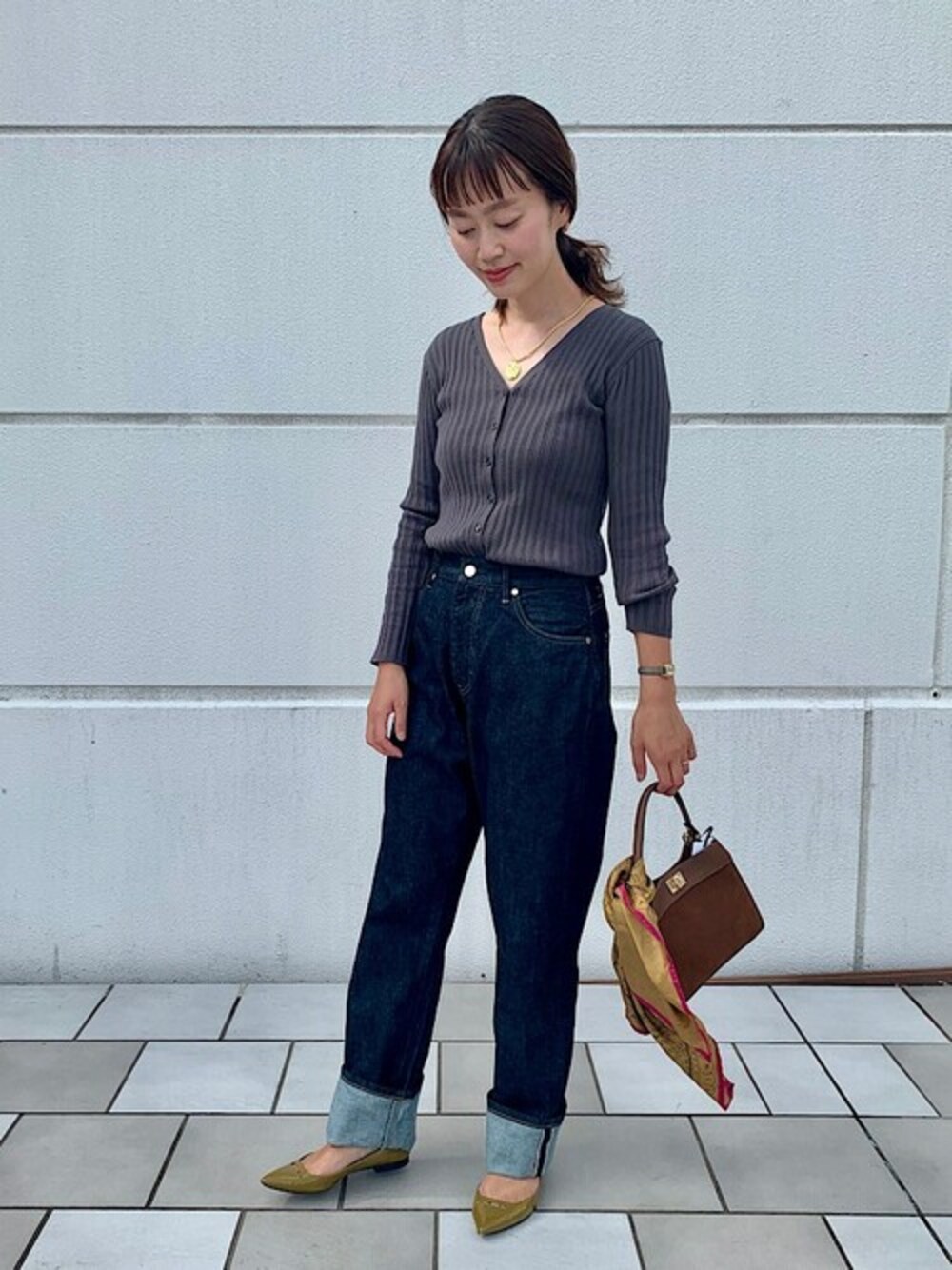 「グレー、ニットカーディガン、ハイウエストデニム、大人カジュアル、デニムパンツ、リブニット、ワンウォッシュデニム、SHIPS for women、秋コーデ、Urvin」｜「SHIPSの〈手洗い可能〉スイスオーガニックカーディガントップス◆（カーディガン/ボレロ、グレー系）」を使った、鈴木さん（レディース・161cm）の秋コーディネートの1枚目の写真