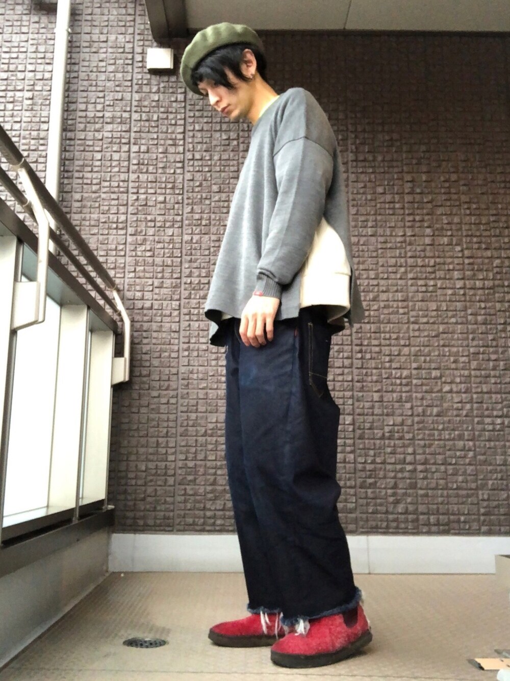 「SAY!、standardandyou、秋のコーデ、ニット×デニム、カットオフデニム、ワイドデニム、モデル、サロンモデル、ootd、ベレー帽男子」｜「SAY!のアイテム（スニーカー、レッド系）」を使った、ゆうやさん（メンズ・174cm）の秋コーディネートの1枚目の写真