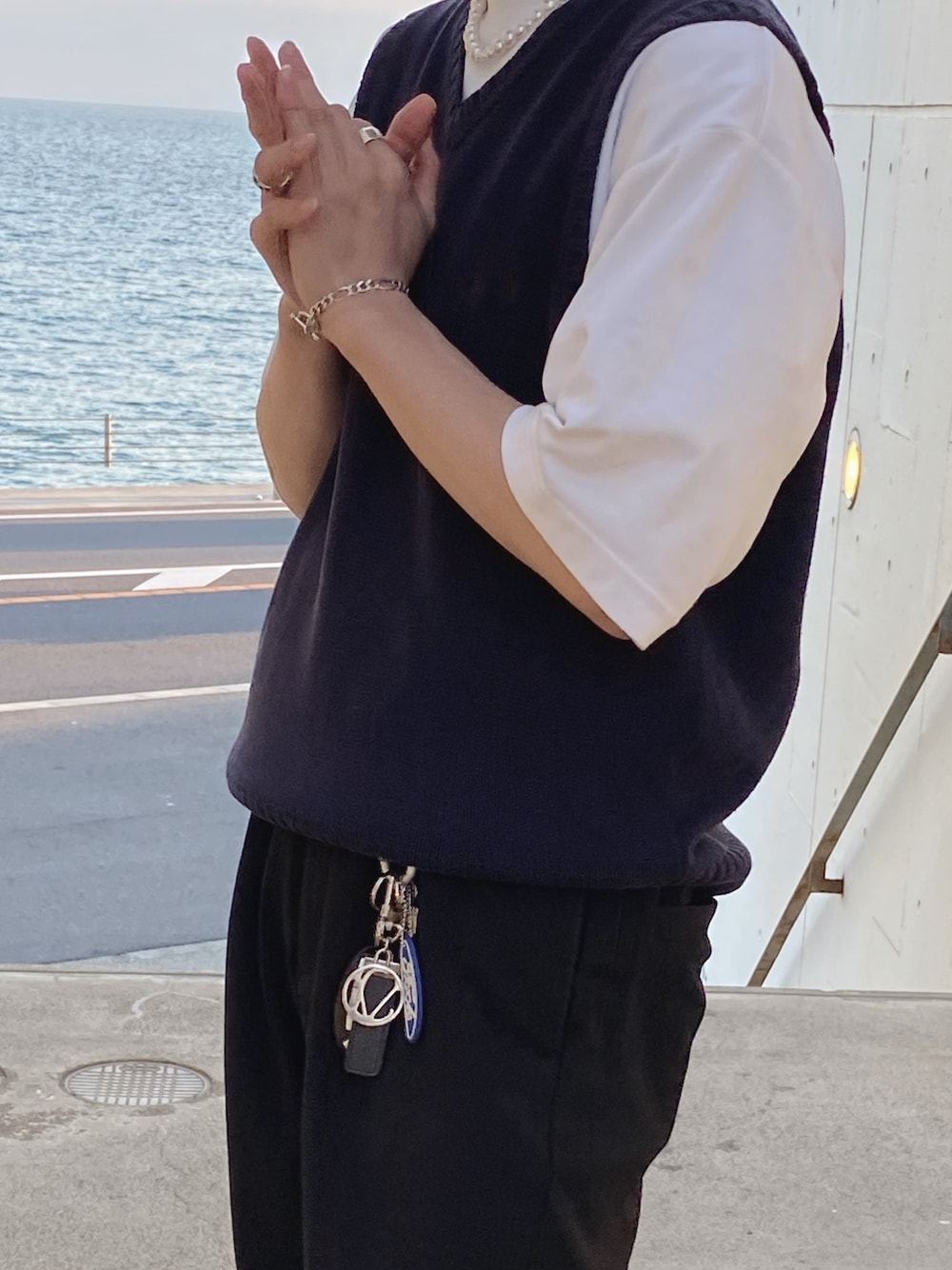 「春夏コーデ、シンプルコーデ、白Tシャツ、スラックス、MONKEY TIME、ラルフローレン、Ralph Lauren、jieda」｜「Jiedaの＜JieDa＞ MIX PEARL NECKLACE/ネックレス（ネックレス、ホワイト系）」を使った、tenさん（メンズ・175cm）の春コーディネートの1枚目の写真