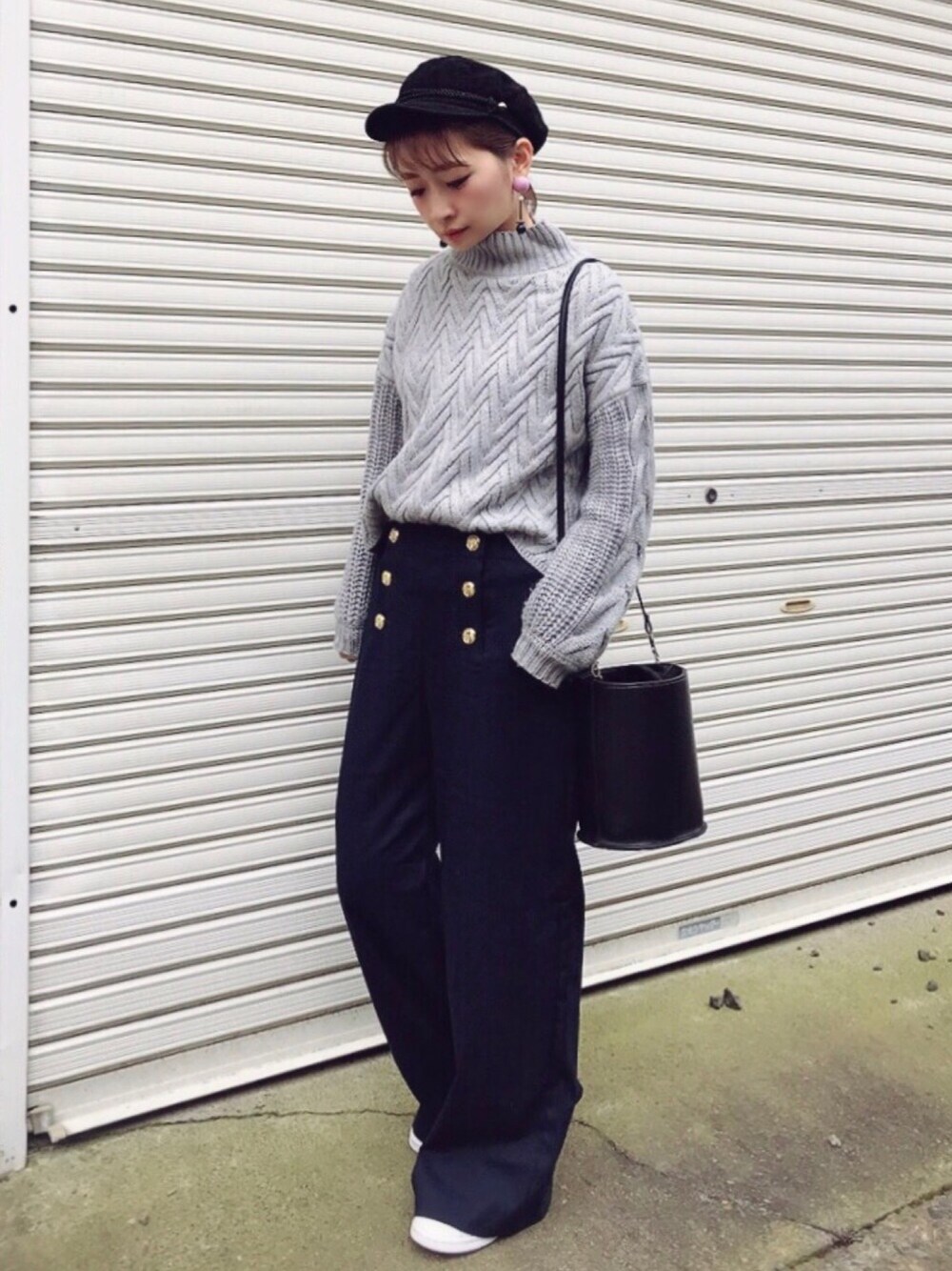 ブルー系のその他パンツ、ブラック系のショルダーバッグ、ホワイト系のスニーカーを着用したレディースの冬コーディネートの1枚目の写真