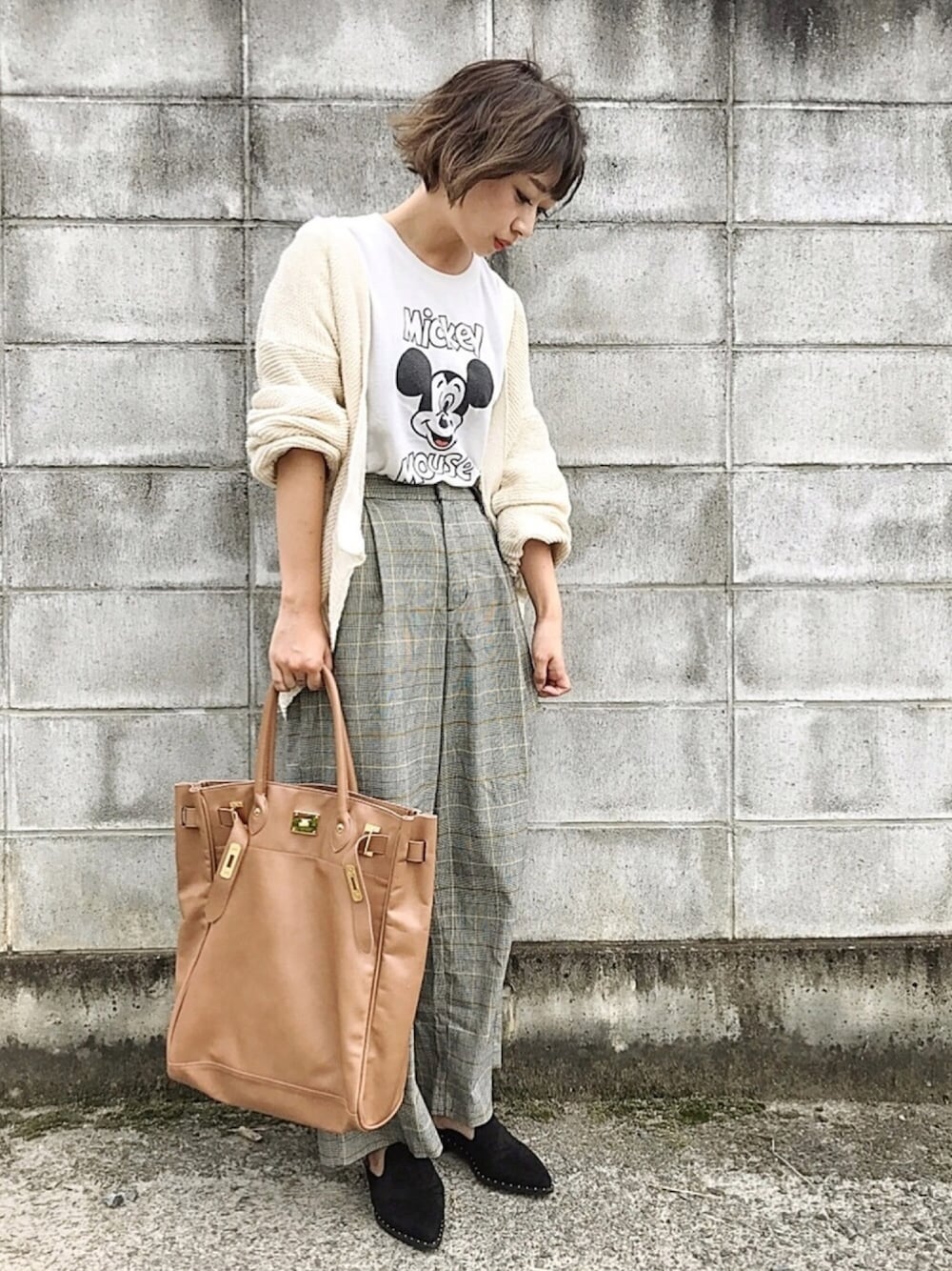 「カジュアル、ミッキー、グレンチェック、カーディガン、Tシャツ、バブーシュ、秋」｜「FREAK'S STOREのPRINT TEE FACE MICKEY   （Tシャツ/カットソー、ホワイト系）」を使った、𝙔𝙐𝙆𝙄さん（レディース・161cm）の秋コーディネートの1枚目の写真