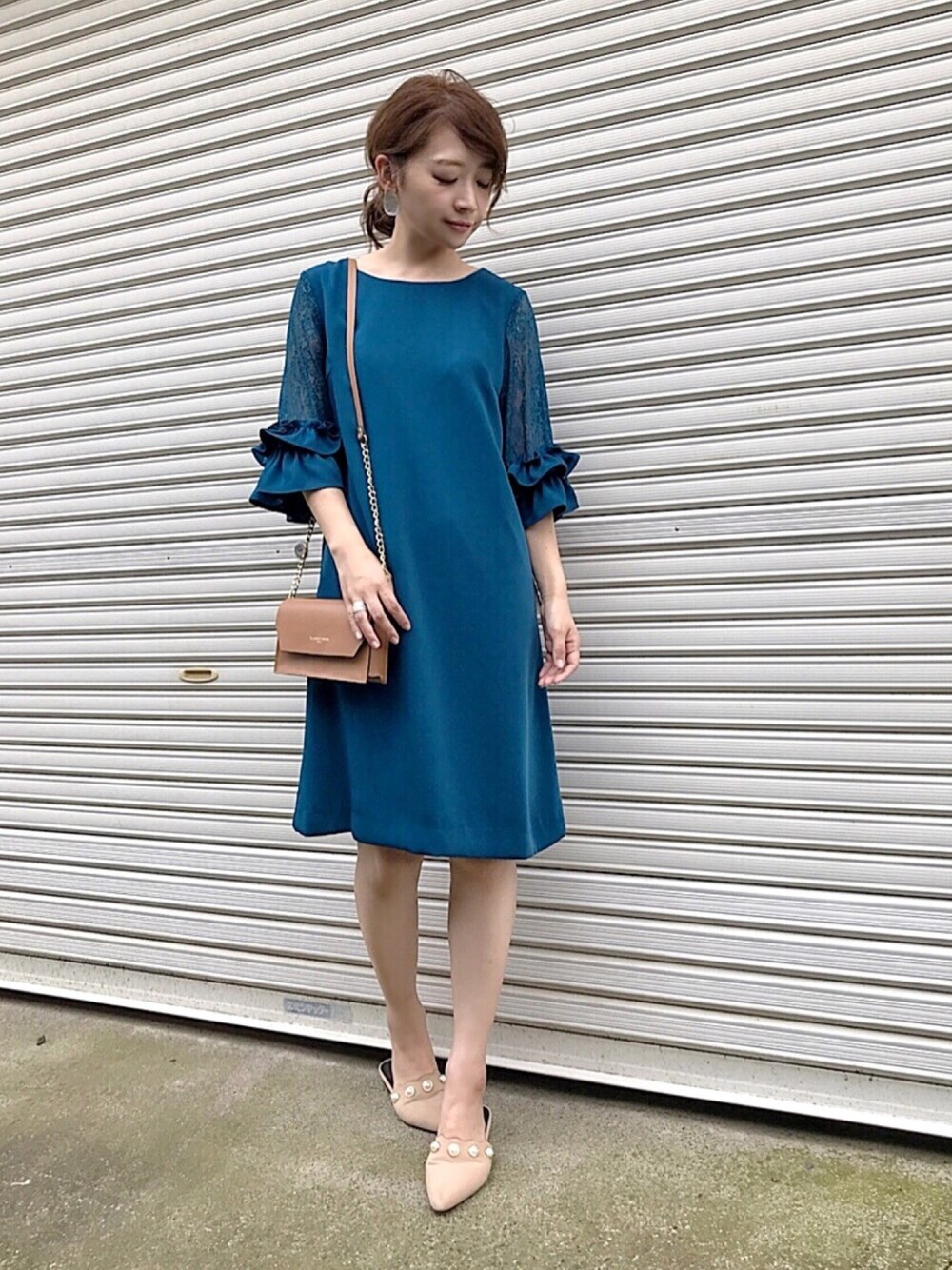 ブルー系のドレス、ベージュ系のショルダーバッグ、ベージュ系のその他シューズを着用したレディースの夏コーディネートの1枚目の写真