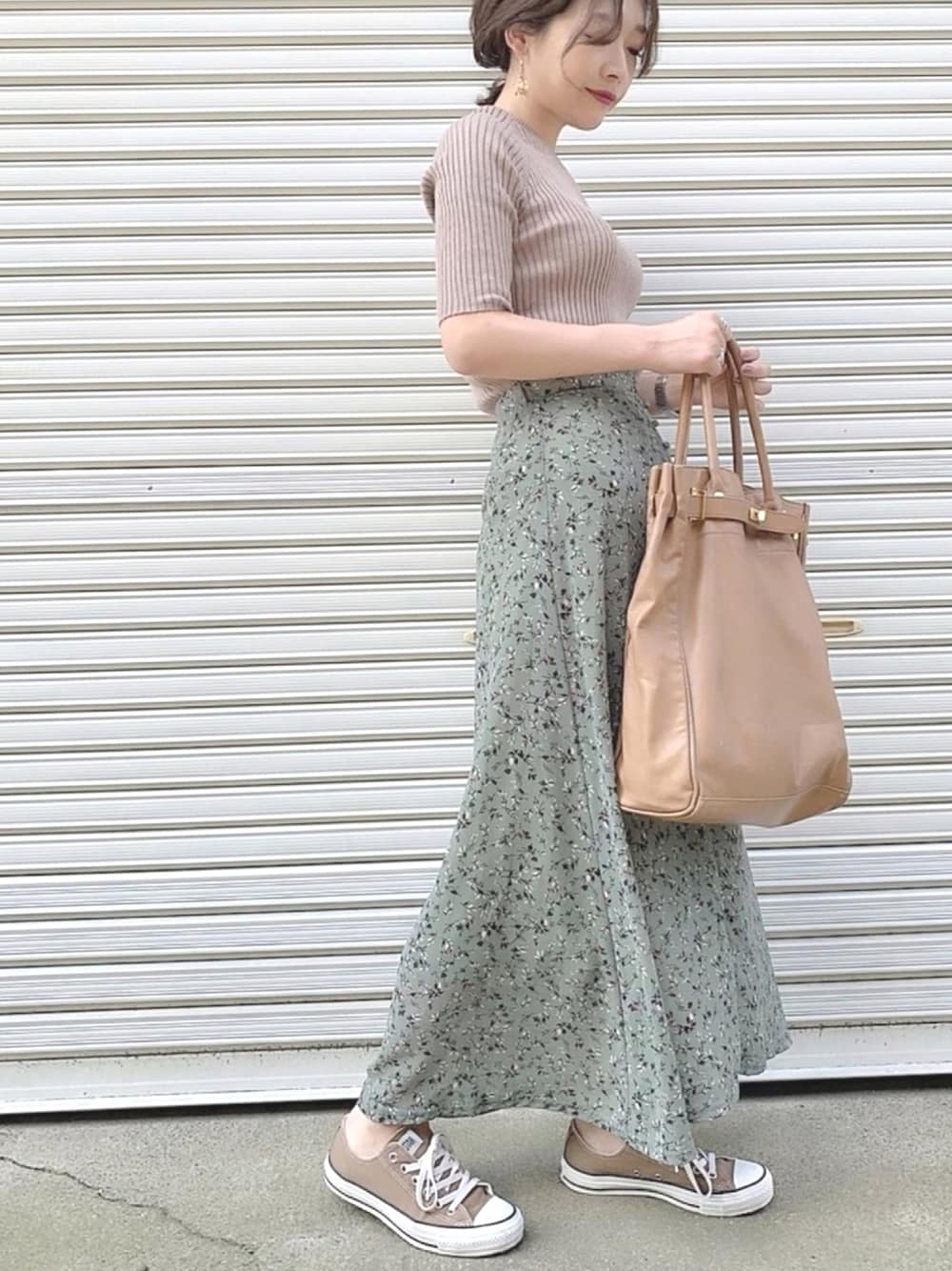 「大人カジュアル、夏、ラクチンコーデ、ootd、きれいめカジュアル、スニーカー、着回しコーデ、花柄スカート、ブラウン、大人ガーリー」｜「Aunt Marie'sのAUNT MARIE'S クルミボタンFlowerマーメイドスカート（スカート、グリーン系）」を使った、𝙔𝙐𝙆𝙄さん（レディース・163cm）の夏コーディネートの1枚目の写真