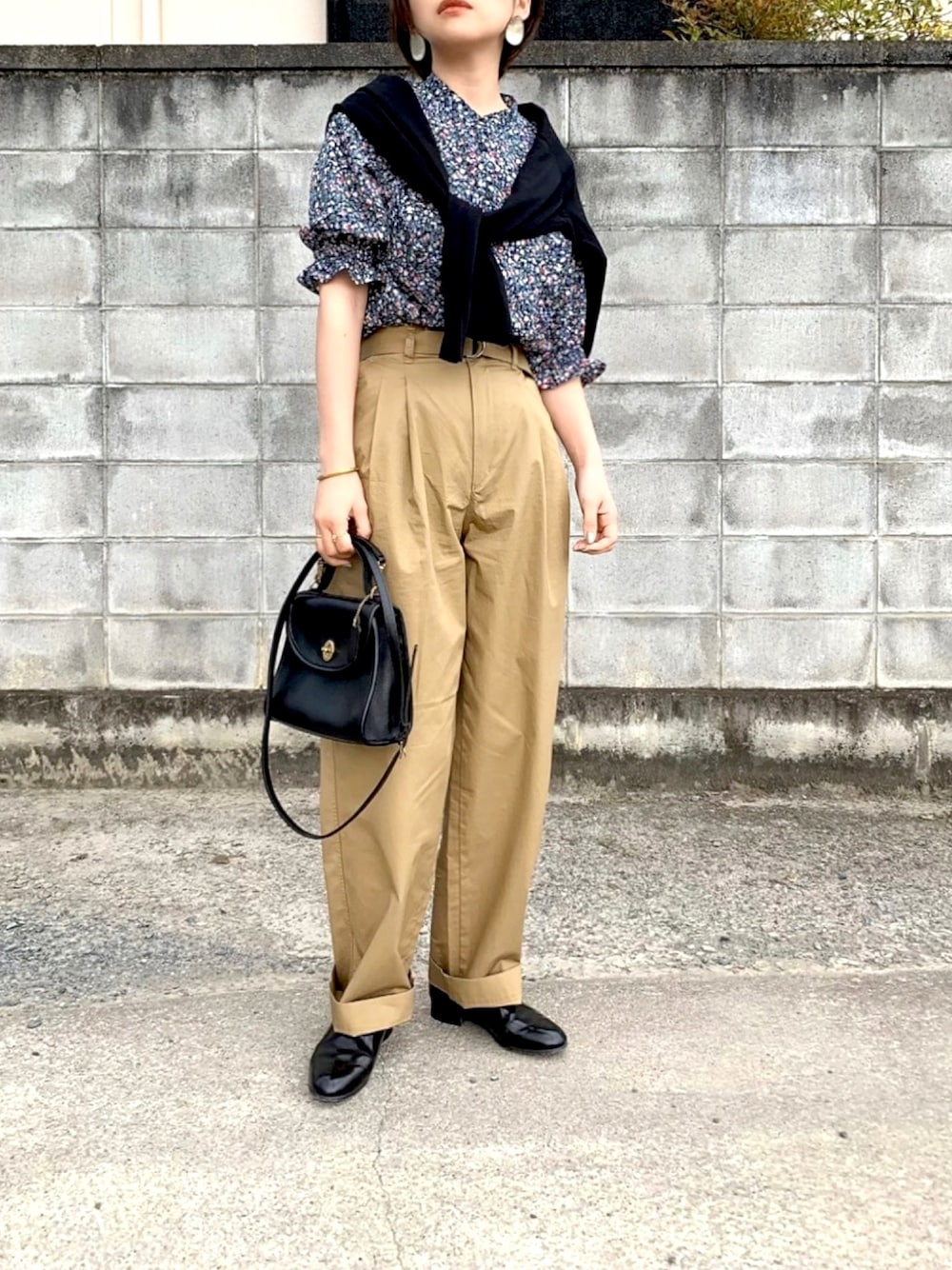 ブルー系のトップス、ブラウン系のその他パンツ、ブラック系のカーディガン/ボレロを着用したレディースの春コーディネートの1枚目の写真