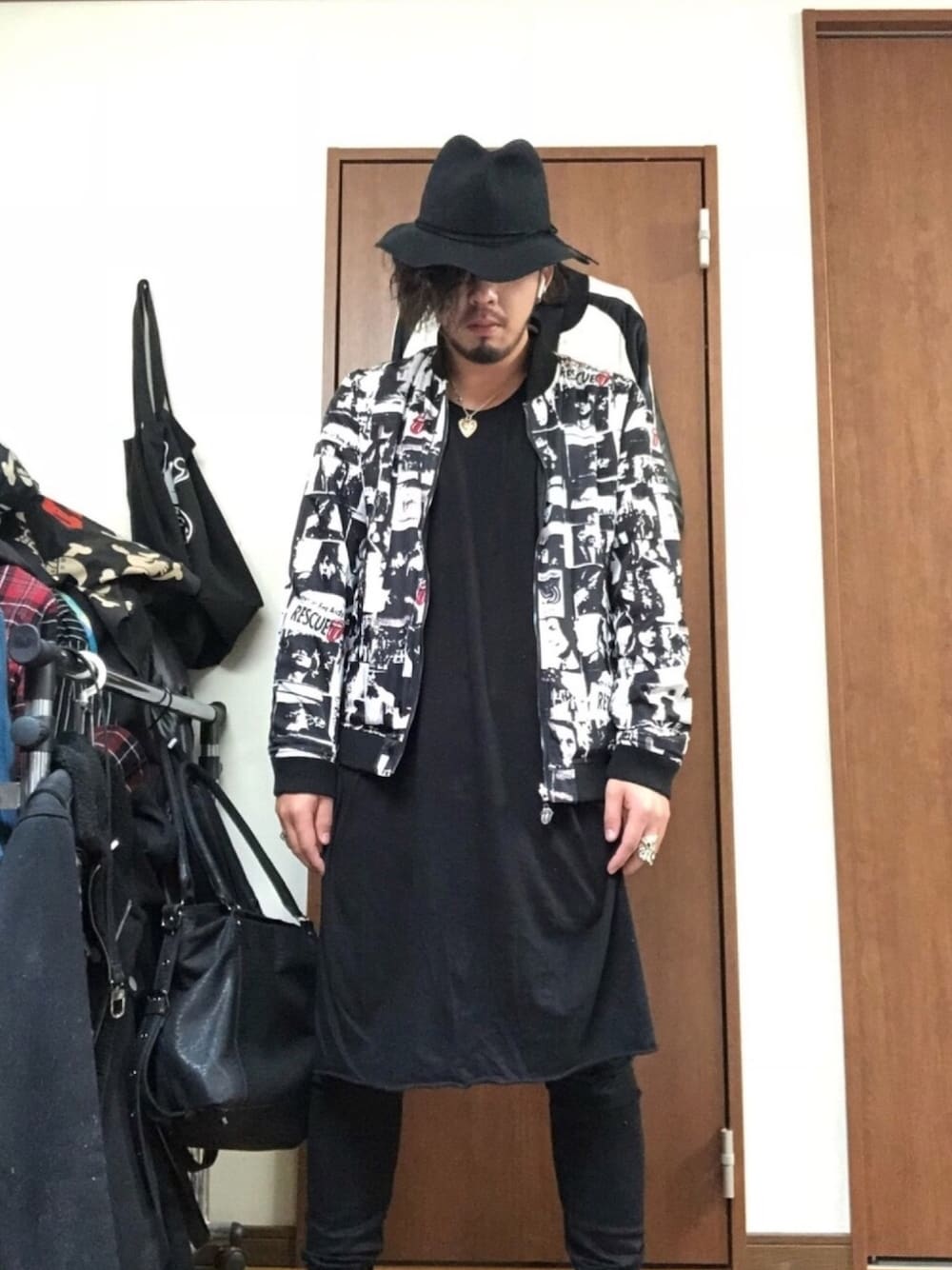 「モードストリート、ジースター・ロゥ(G-STAR RAW)、シュリセル、STARLINGEAR、バンドマン、ベーシスト、ホワイトxブラック、NOID、ストリート、モード」｜「SCHLUSSELのﾛﾝｸﾞﾌﾞﾘﾑﾊｯﾄ（ハット、ブラック系）」を使った、Hikkiさん（メンズ・175cm）の秋コーディネートの1枚目の写真