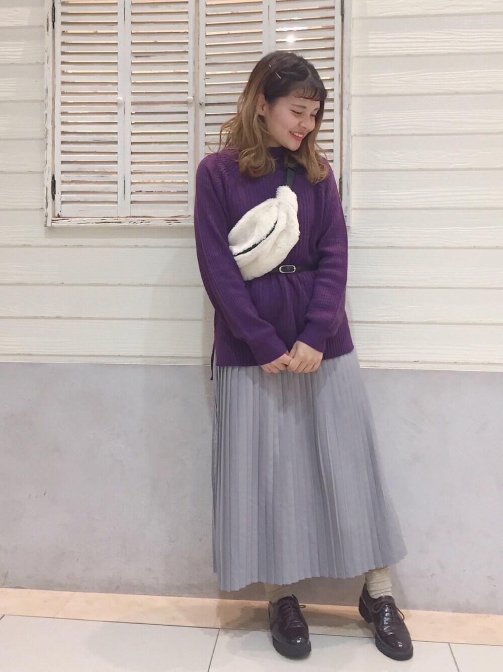 「ニット、パープル、プリーツスカート、ロングスカート、ファーバッグ、ボディバッグ、レースアップシューズ、オリエンタルトラフィック、アースミュージック＆エコロジー」｜「earth music&ecologyのアイテム（ニット/セーター、パープル系）」を使った、マホさん（レディース・154cm）の秋コーディネートの1枚目の写真