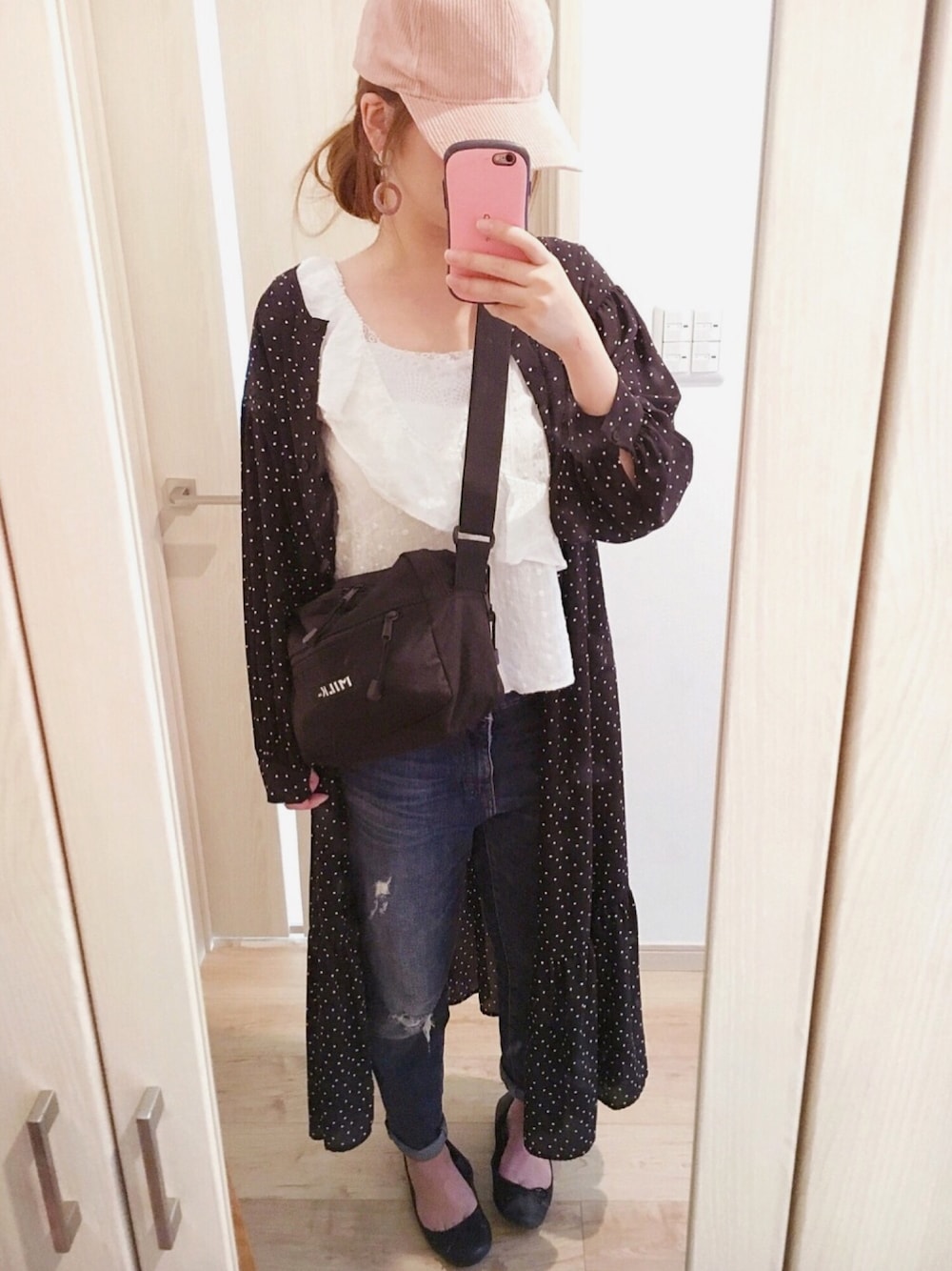 「キャップ、コーデュロイキャップ、おしゃれさんと繋がりたい、デニム」｜「MILKFED.のSHOULDER WIDE BAG MESH POCKET（ショルダーバッグ、ブラック系）」を使った、あいちゃんさん（レディース・163cm）の秋コーディネートの1枚目の写真