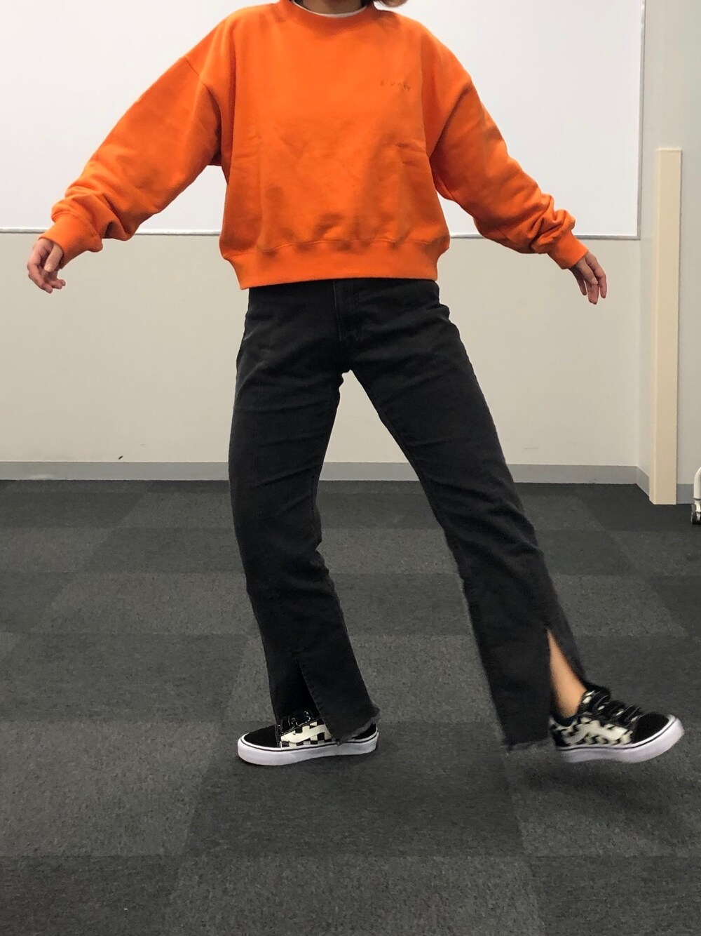 「スウェット、VANS、スリット」｜「WEGOのアイテム（パンツ、ブラック系）」を使った、き むさん（レディース・155cm）の秋コーディネートの1枚目の写真