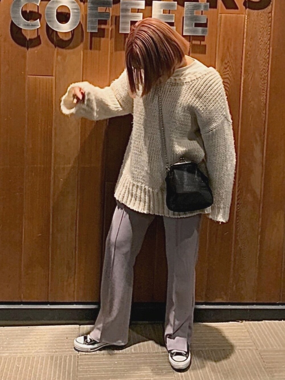 「オーバーサイズ、ニット、プチプラ」｜「RETRO GIRLのセミフレアパンツ（その他パンツ、パープル系）」を使った、き むさん（レディース・155cm）の春コーディネートの1枚目の写真