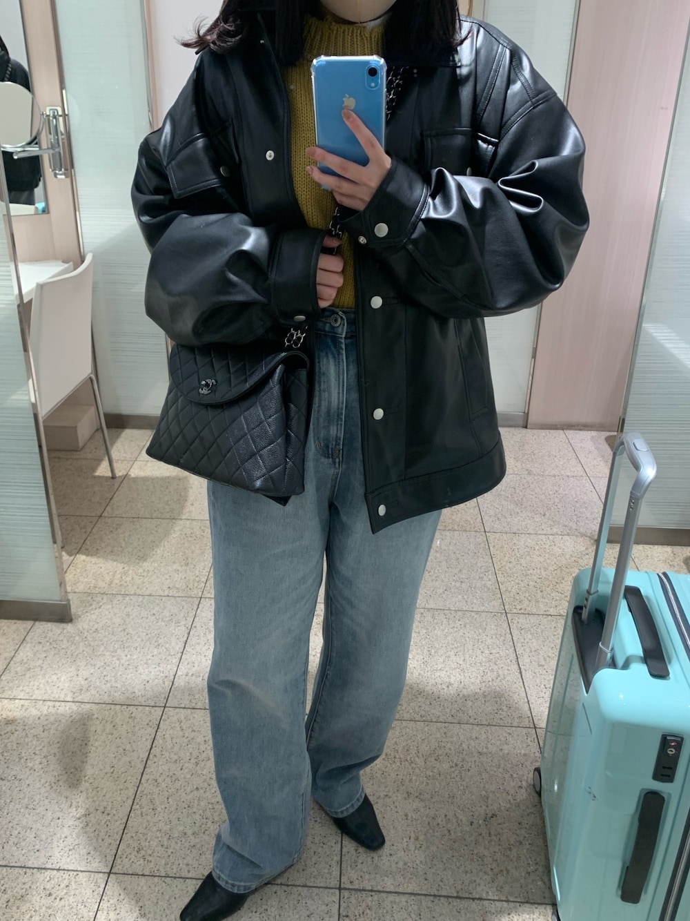 「ライダース、デニム」｜「PAGEBOYのエコレザーBIGジャケット（ブルゾン、ブラック系）」を使った、き むさん（レディース・155cm）の冬コーディネートの1枚目の写真