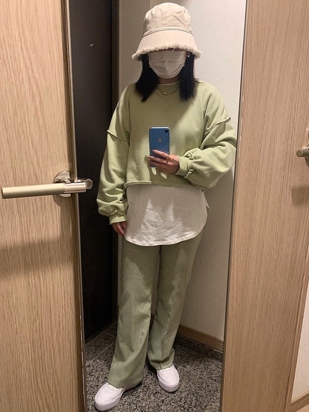 「グリーン、バケットハット」｜「MOUSSYのCROPPED VOLUME SLEEVE プルオーバー（スウェット、グリーン系）」を使った、き むさん（レディース・155cm）の春コーディネートの1枚目の写真