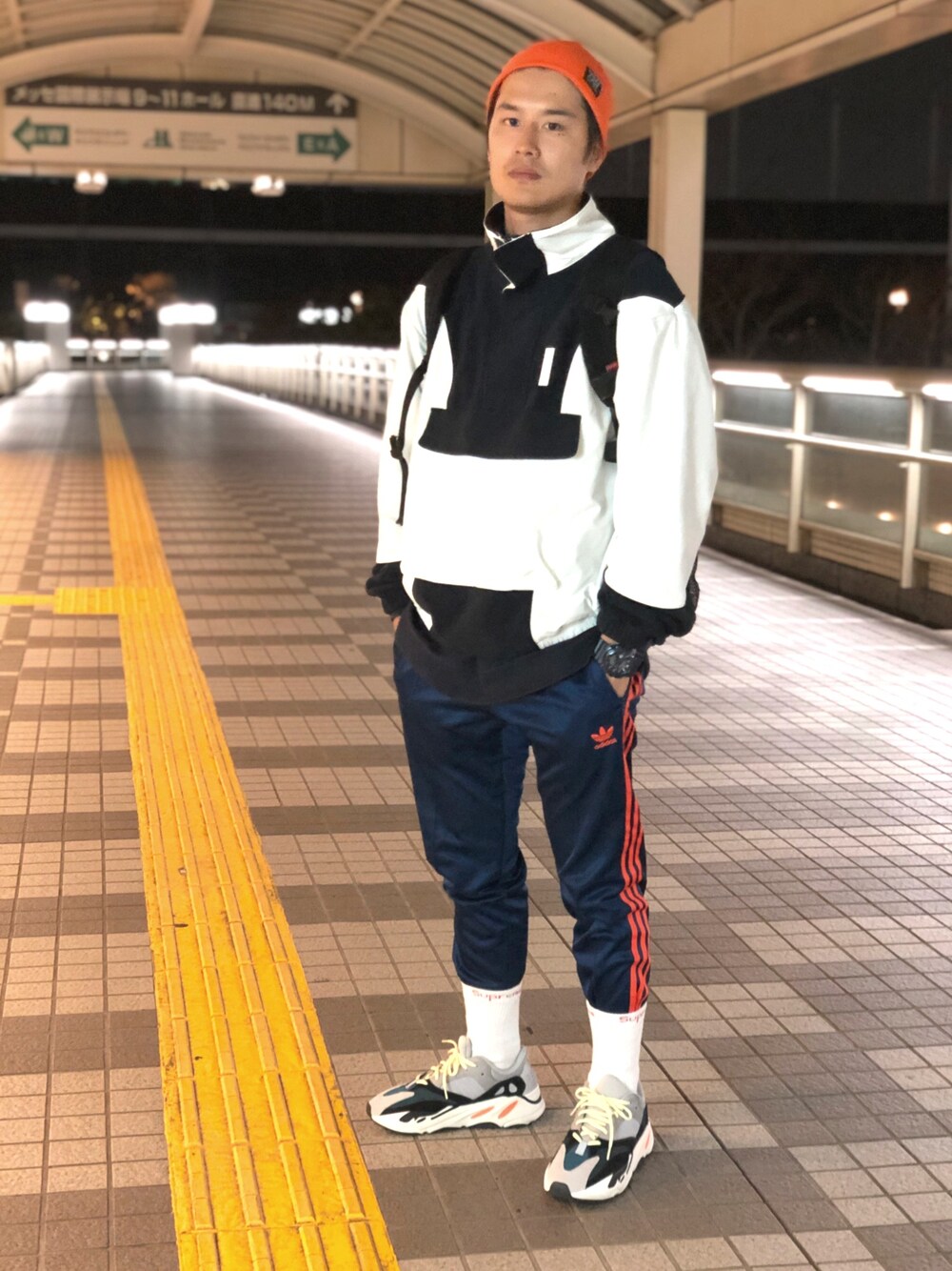 「お目立ちネオンコーデ、秋、ストリート、オーバーサイズ、フリース、アノラック、トラックパンツ、ソックス、ダッドスニーカー、yeezy」｜「FULL-BKのFULL-BK/フルビーケー/PIPING FLEECE JACKET（ブルゾン、ホワイト系）」を使った、NAYAKENさん（メンズ・174cm）の秋コーディネートの1枚目の写真