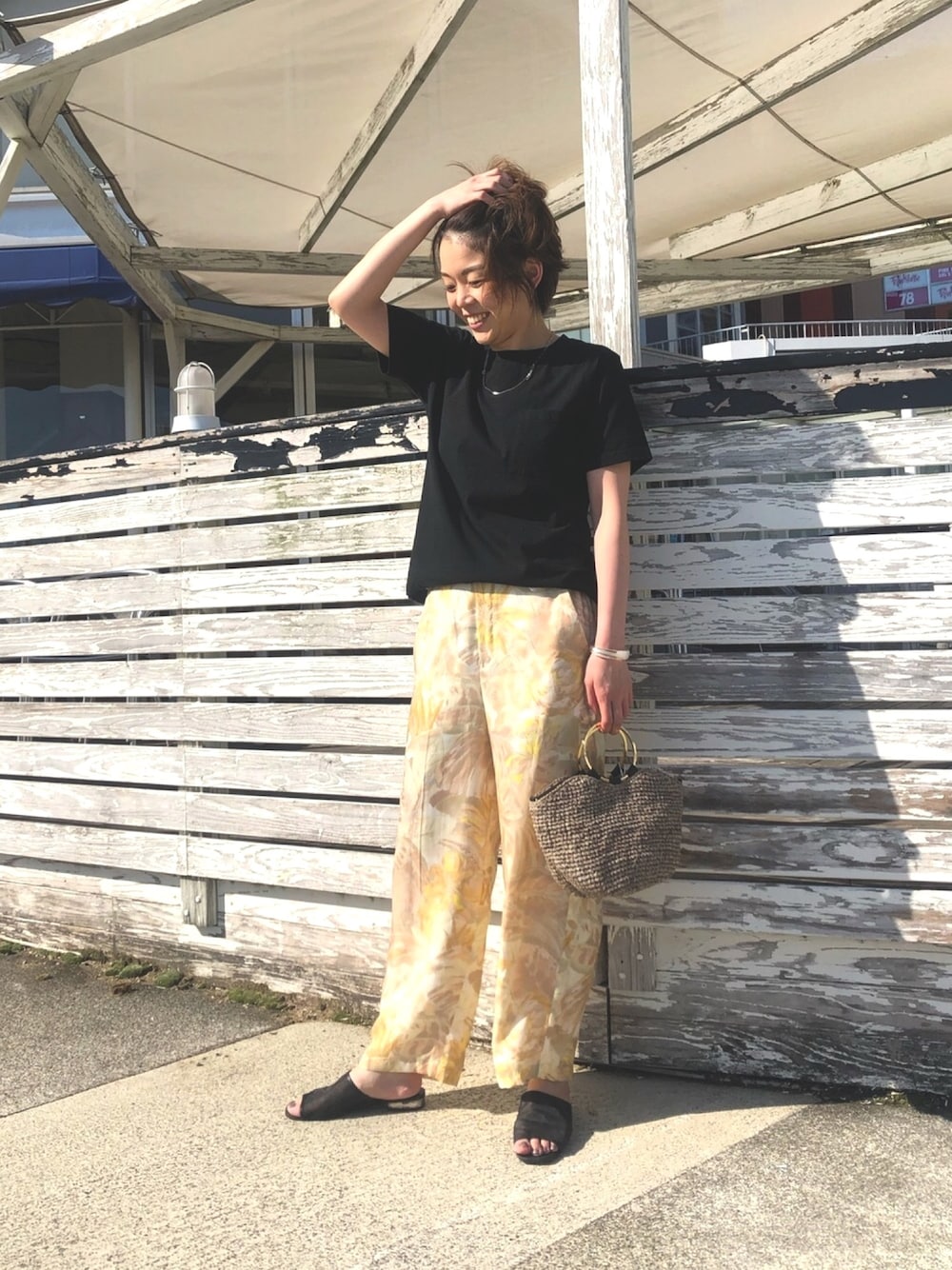 ベージュ系のその他パンツ、ベージュ系のTシャツ/カットソーを着用したレディースの春コーディネートの1枚目の写真