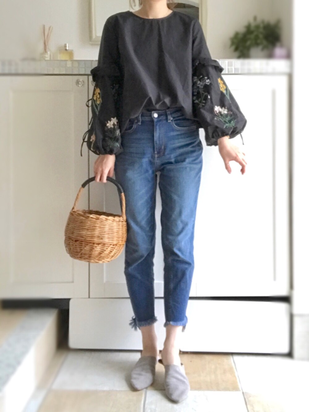 「ラフ、春、はるコーデ、カジュアルコーデ、プチプラ、刺繍、GU、デニム、バブーシュ、プチプラコーデ」｜「ZARAのアイテム（チュニック、ブラック系）」を使った、miiimさん（レディース・159cm）の春コーディネートの1枚目の写真