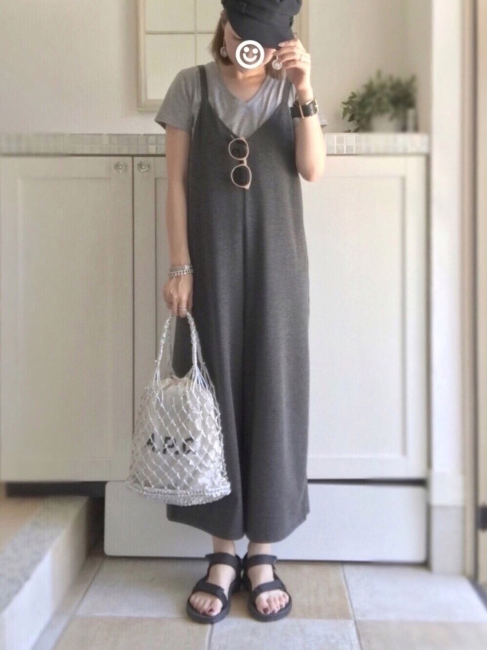 グレー系のTシャツ/カットソー、グレー系のつなぎ/オールインワン、ブラック系のサンダルを着用したレディースの夏コーディネートの1枚目の写真