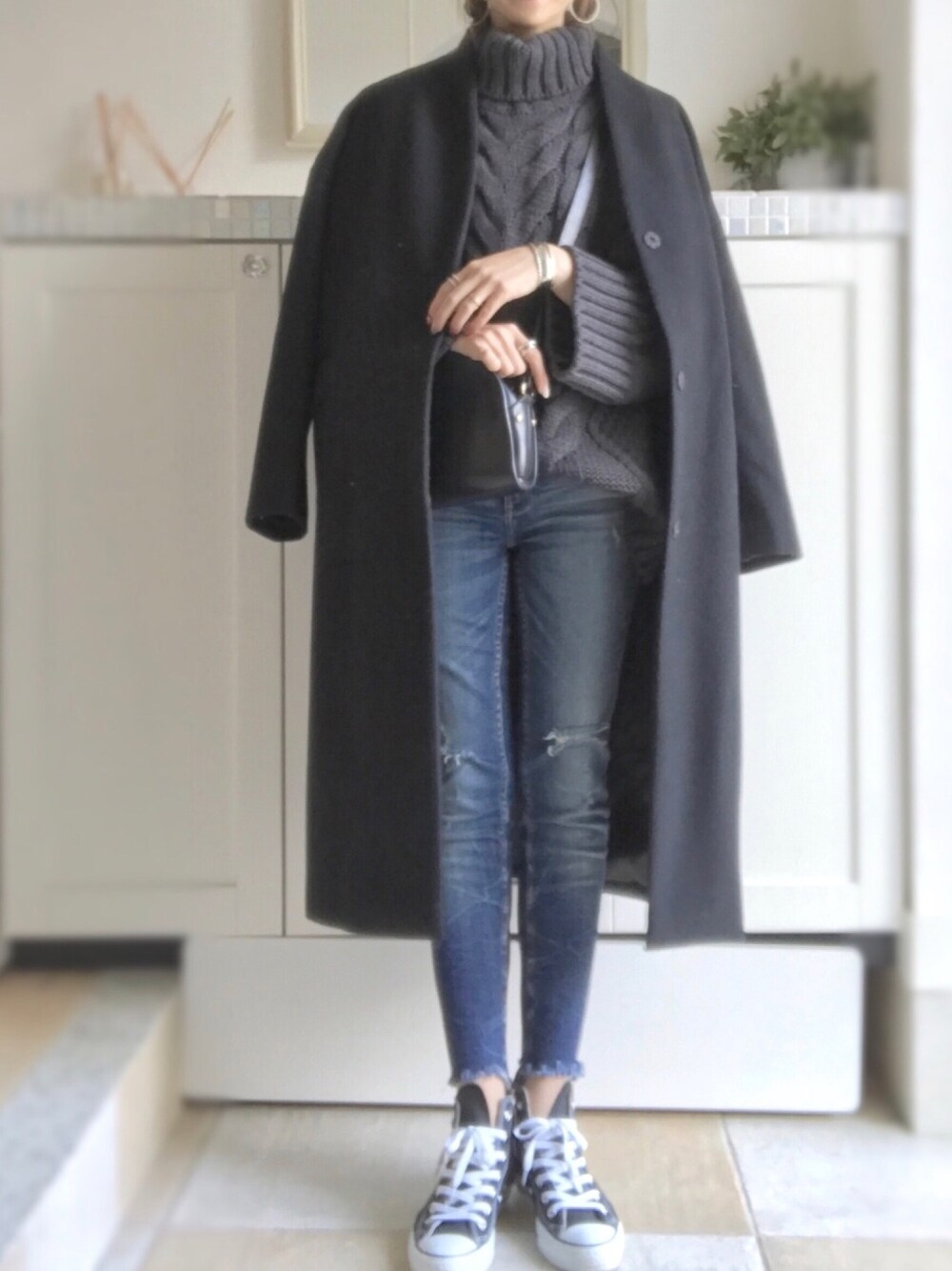 「大人カジュアル、冬コーデ、休日スタイル、シンプル、ZARA、デニム、コンバース、ニット、ママファッション、プチプラ」｜「Gready Brilliantのハイネック ケーブルフレア袖（ニット/セーター、グレー系）」を使った、miiimさん（レディース・159cm）の冬コーディネートの1枚目の写真