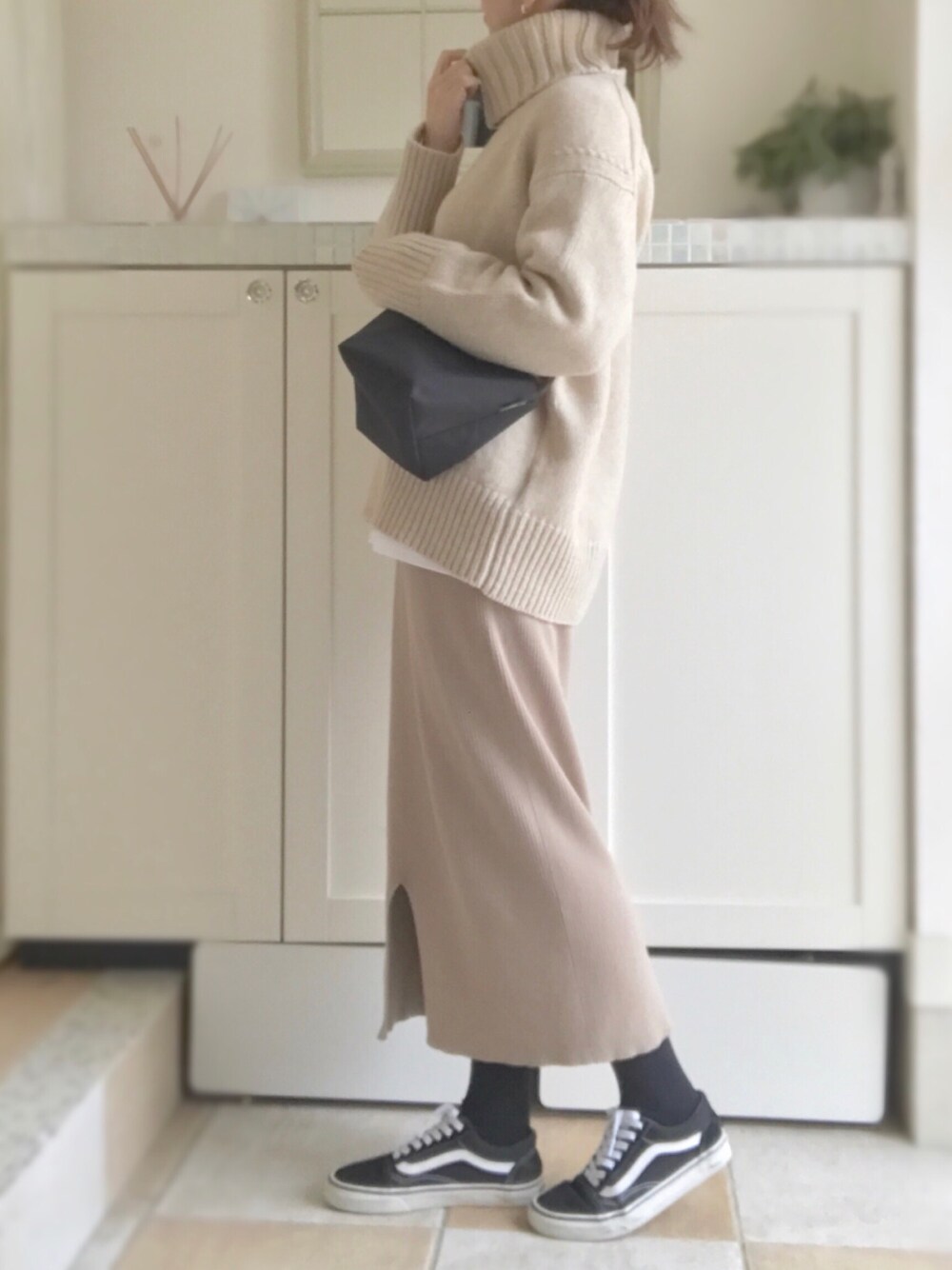 「大人カジュアル、カジュアル、春コーデ、プチプラコーデ、スニーカー、ベージュコーデ、レイヤードスタイル、ロングスカート、シンプルコーデ、リブスカート」｜「GALERIE VIEの【WEB先行予約】ファインウール ハイネックプルオーバー（ニット/セーター、ベージュ系）」を使った、miiimさん（レディース・159cm）の冬コーディネートの1枚目の写真