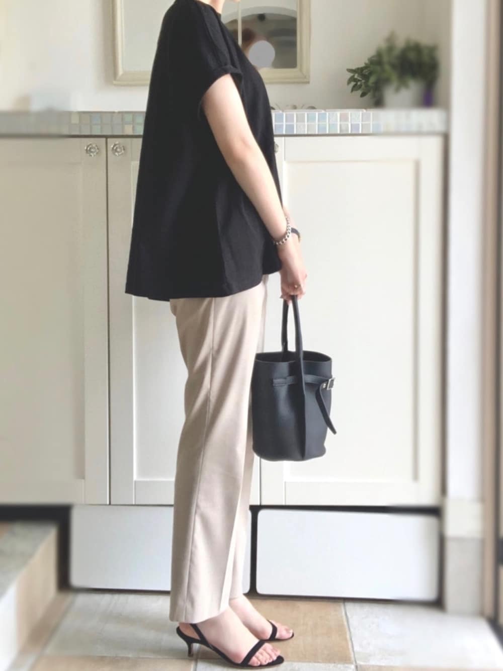 「夏コーデ、カジュアルコーデ、大人カジュアル、通勤コーデ、シンプルコーデ、サンダルコーデ、ブラック、ママファッション、Tシャツ、パンツスタイル」｜「plageのPlain スティックパンツ4◆（パンツ、その他）」を使った、miiimさん（レディース・159cm）の夏コーディネートの1枚目の写真