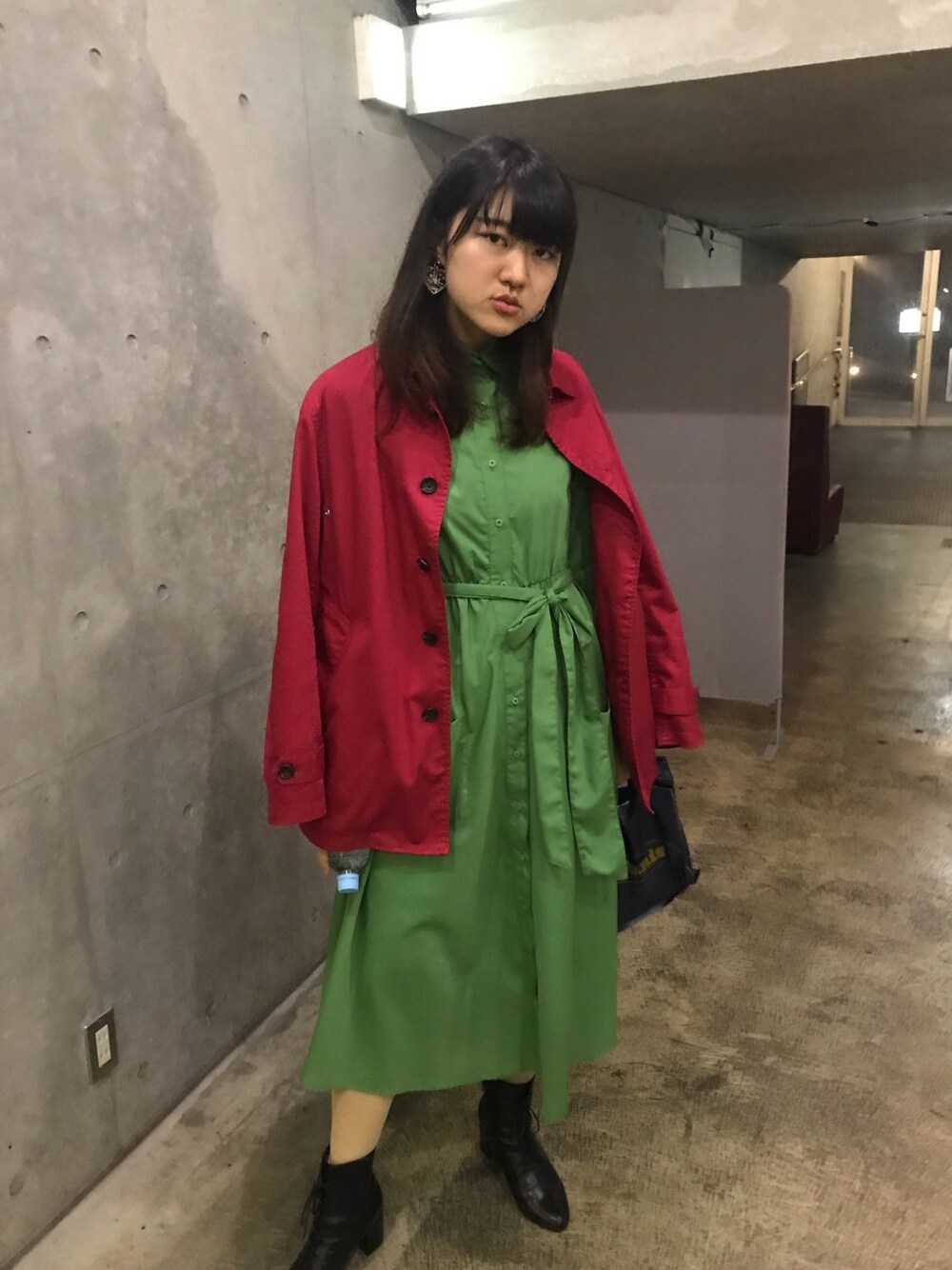 「大人カジュアル、秋冬コーデ、舞台挨拶、舞台挨拶コーデ、キレイめ、ワンピース、シャツワンピース、クラシック」｜「MARTEのアイテム（シャツワンピース、グリーン系）」を使った、Komasawaさん（レディース・170cm）の秋コーディネートの1枚目の写真